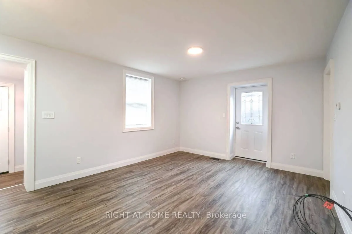 865 Simcoe Street S