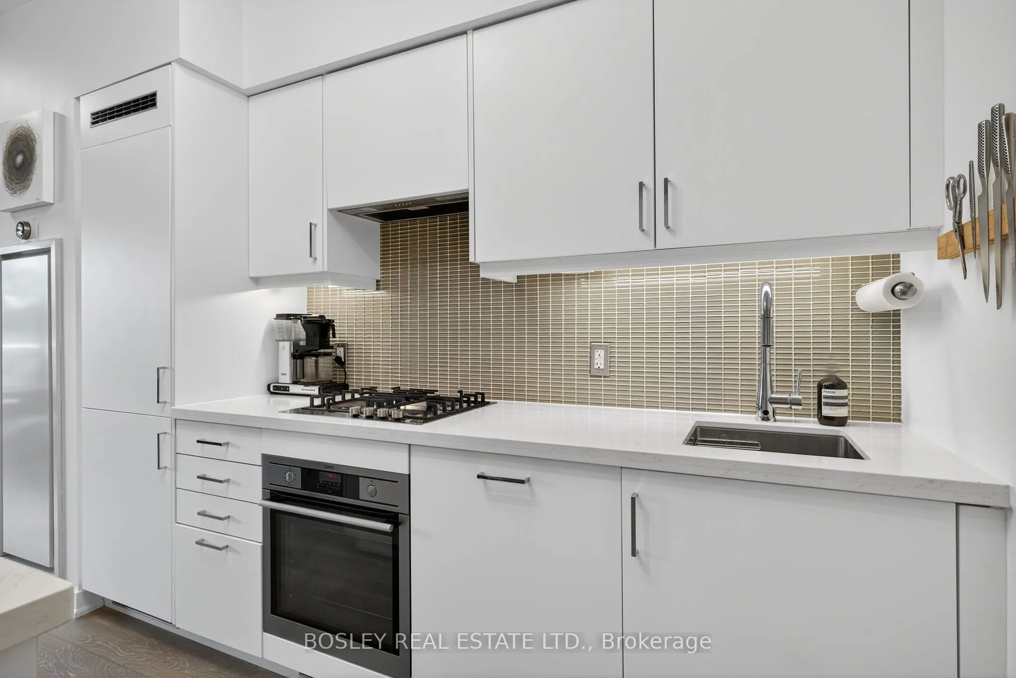 1960 Queen Street E, #305