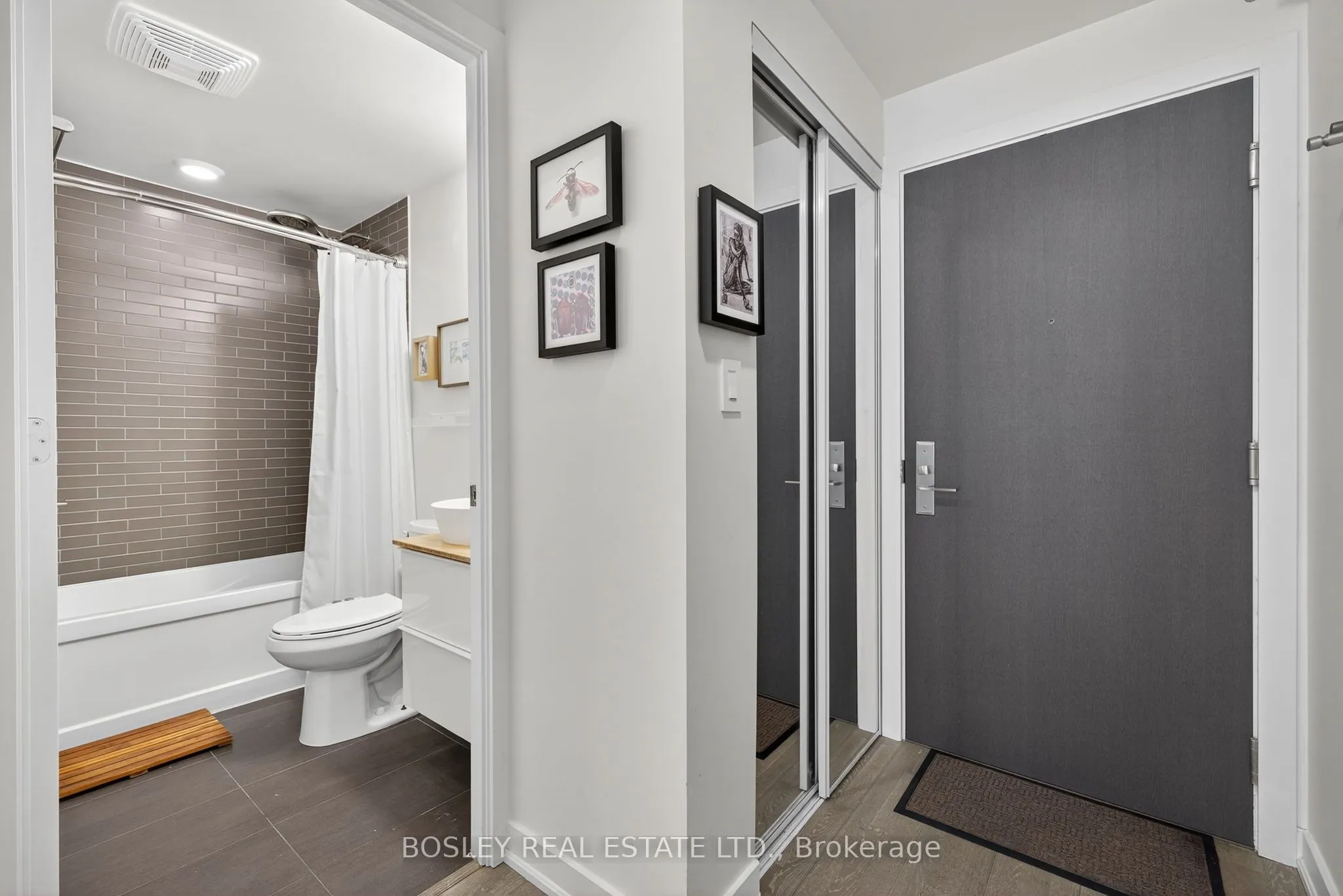 1960 Queen Street E, #305