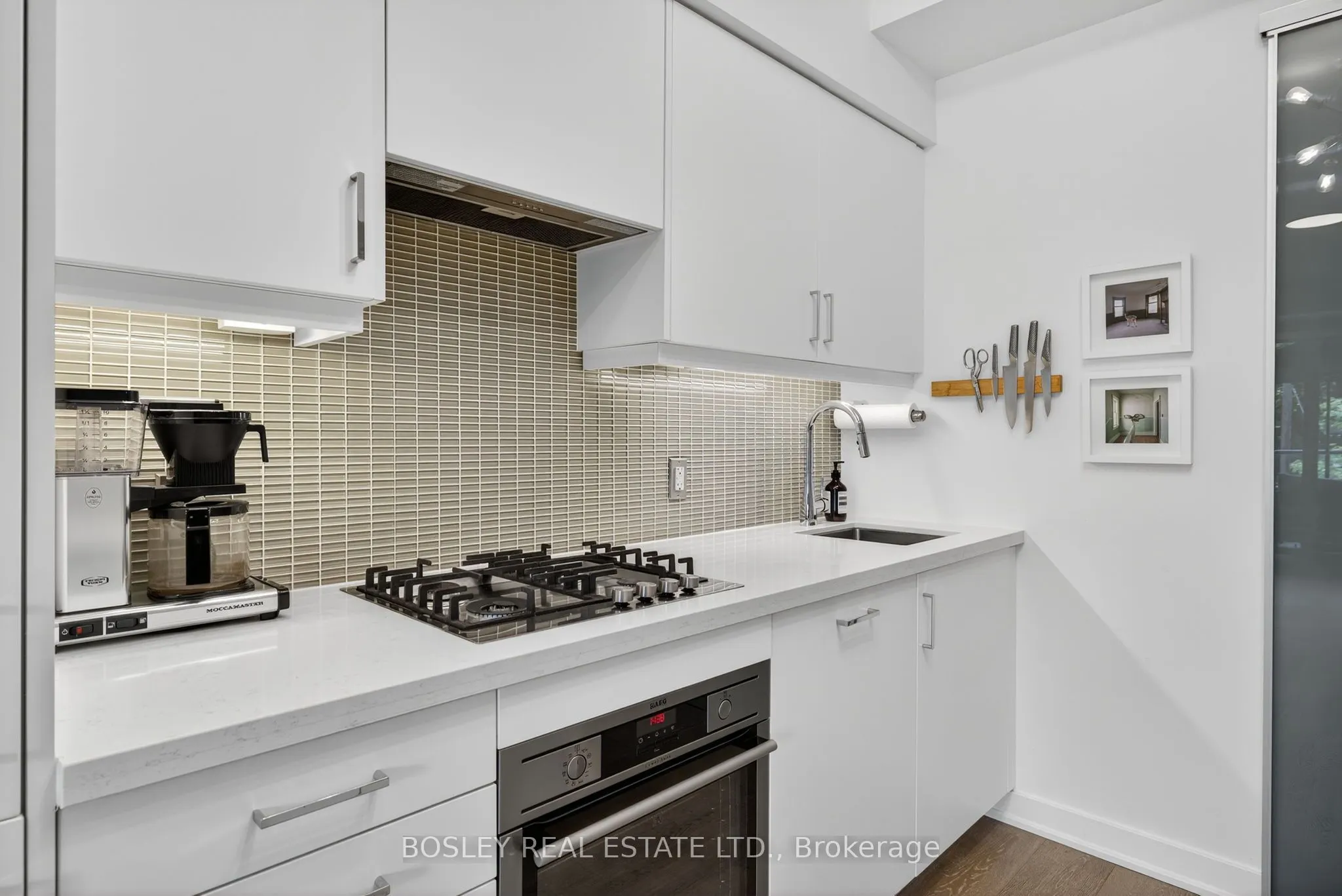 1960 Queen Street E, #305