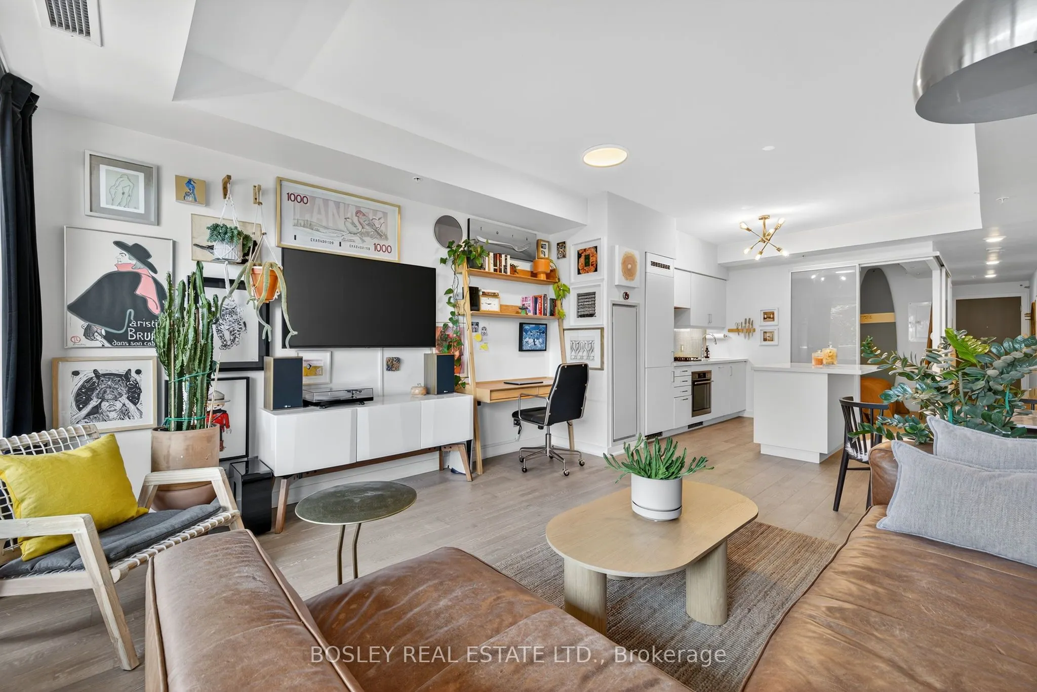 1960 Queen Street E, #305