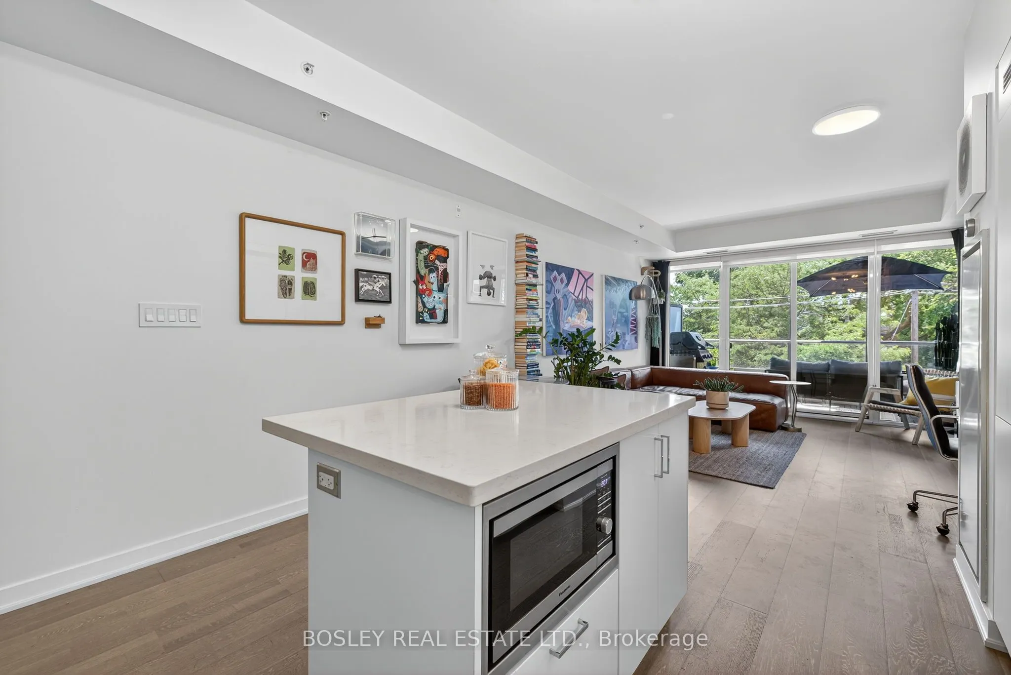 1960 Queen Street E, #305