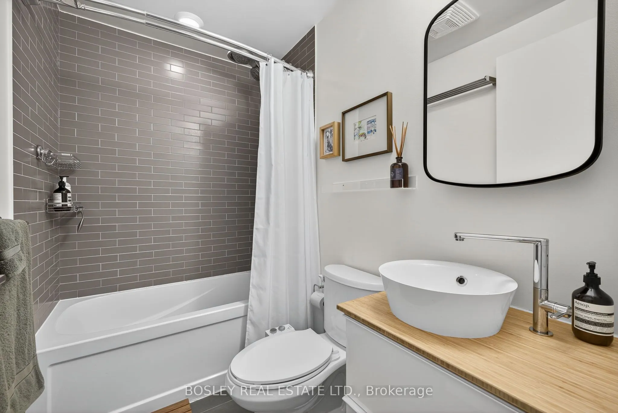 1960 Queen Street E, #305