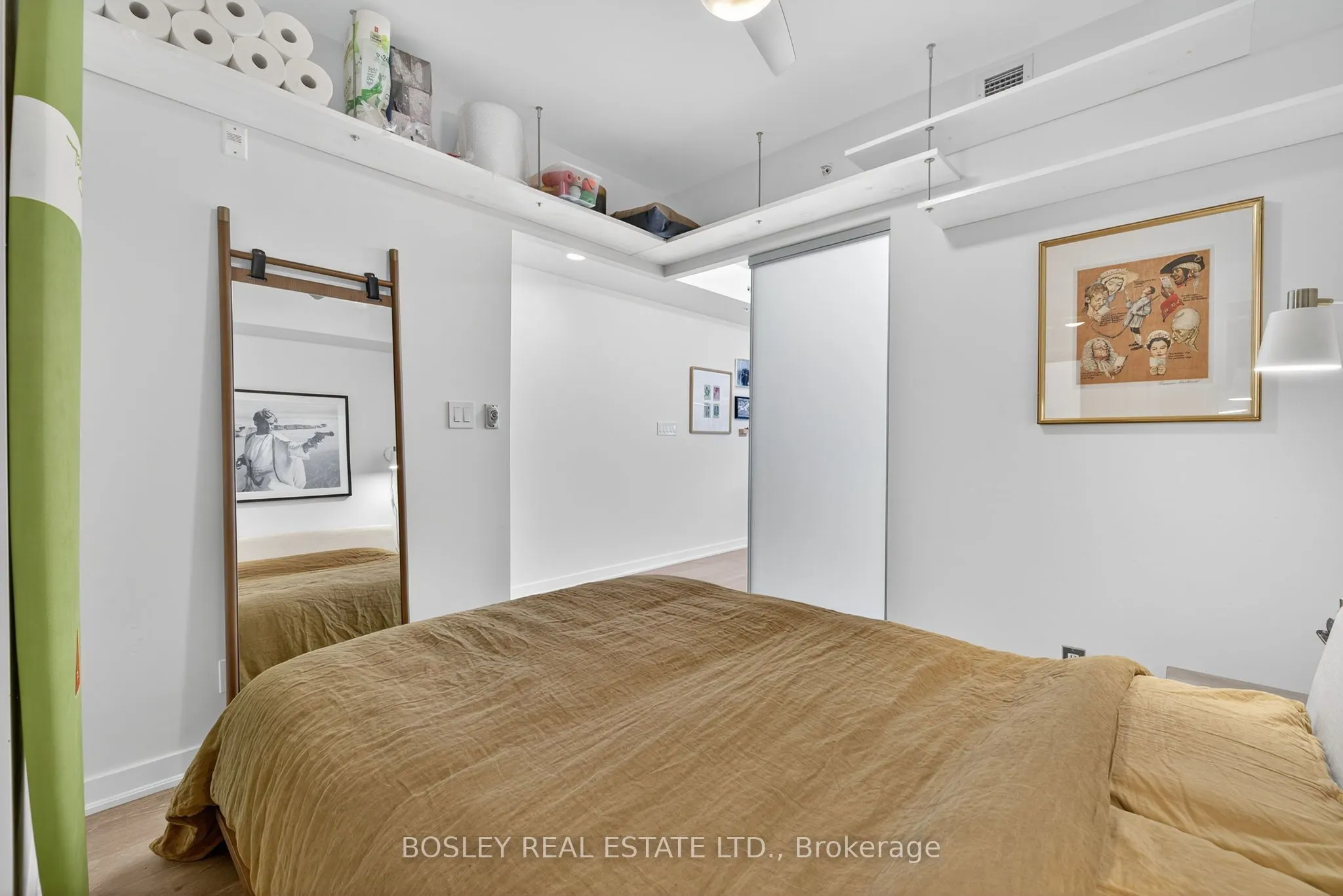1960 Queen Street E, #305