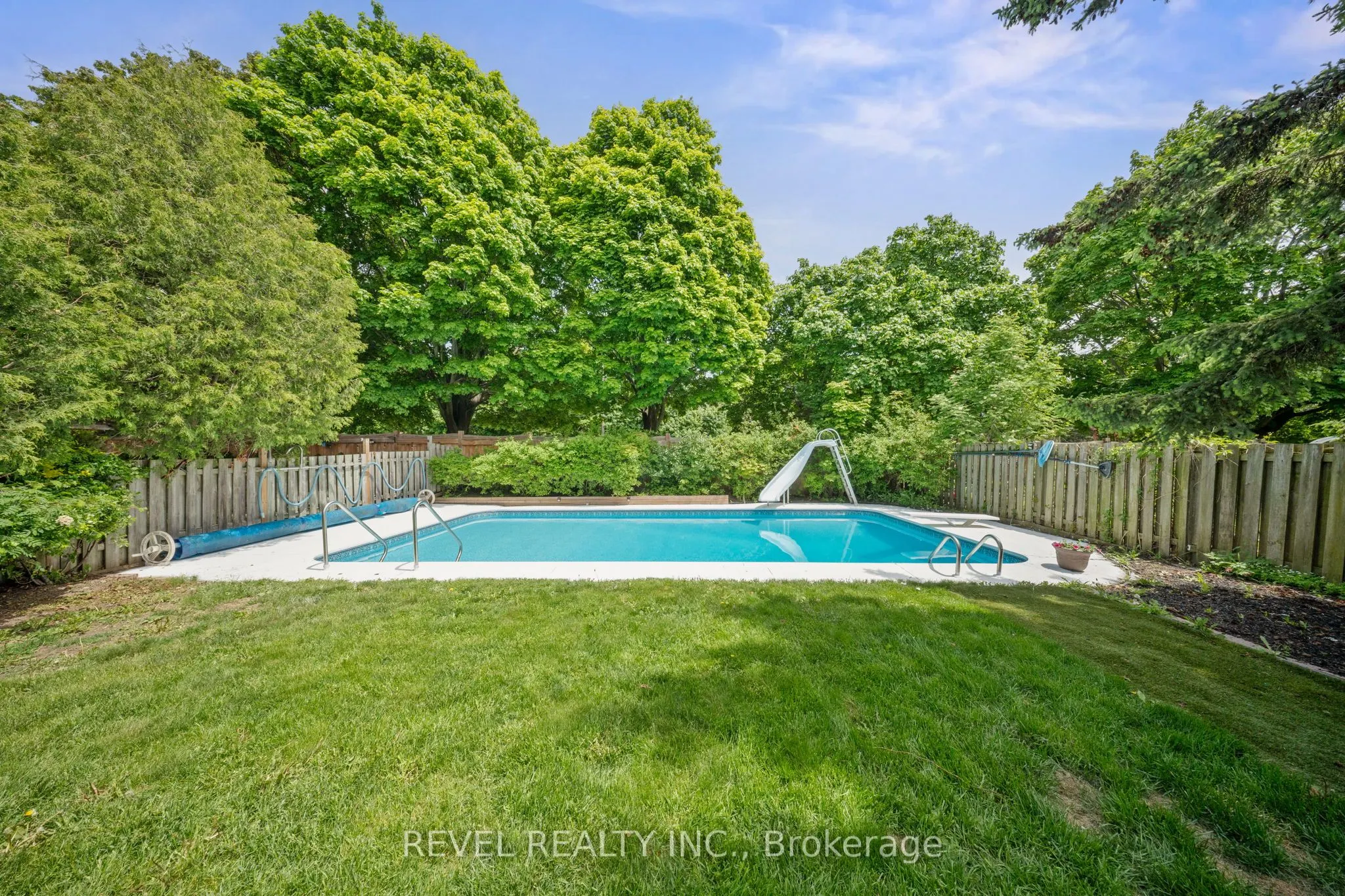 12 Robinson Crescent