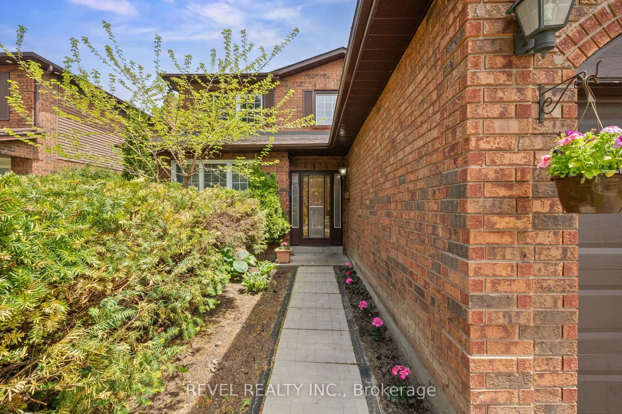 12 Robinson Crescent