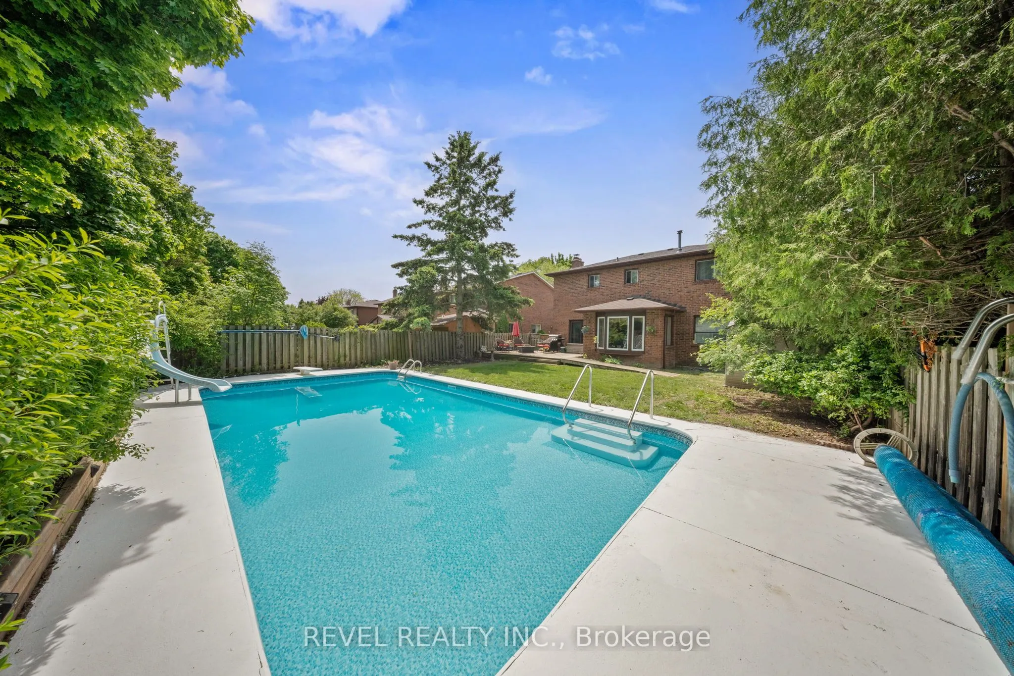 12 Robinson Crescent