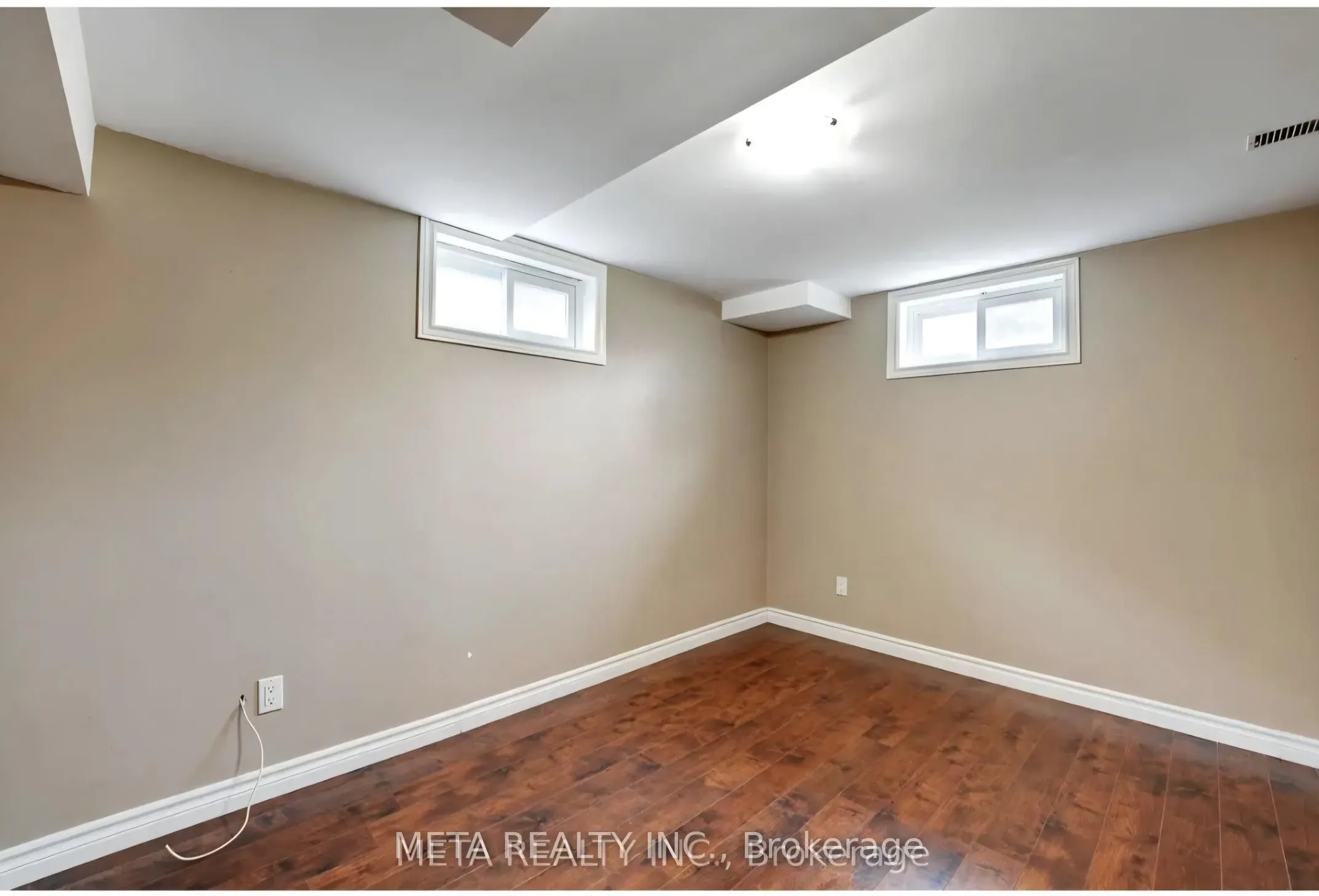 149 Riverside Drive N, #lower