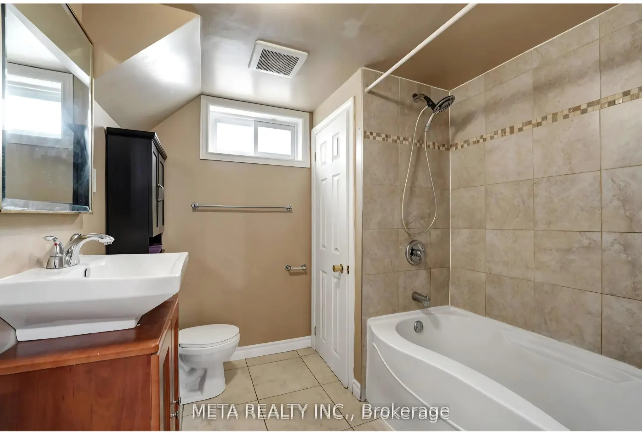 149 Riverside Drive N, #lower