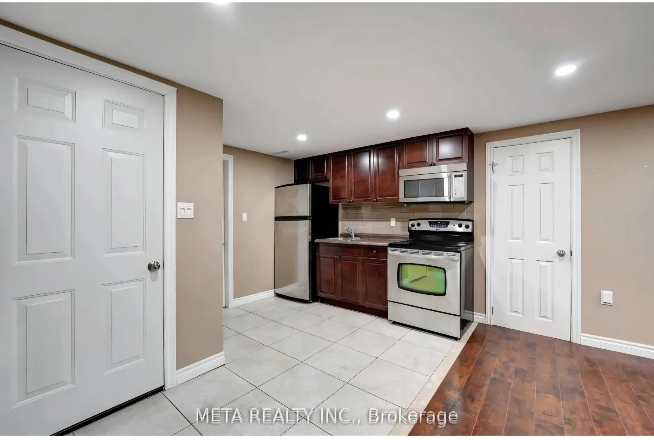 149 Riverside Drive N, #lower