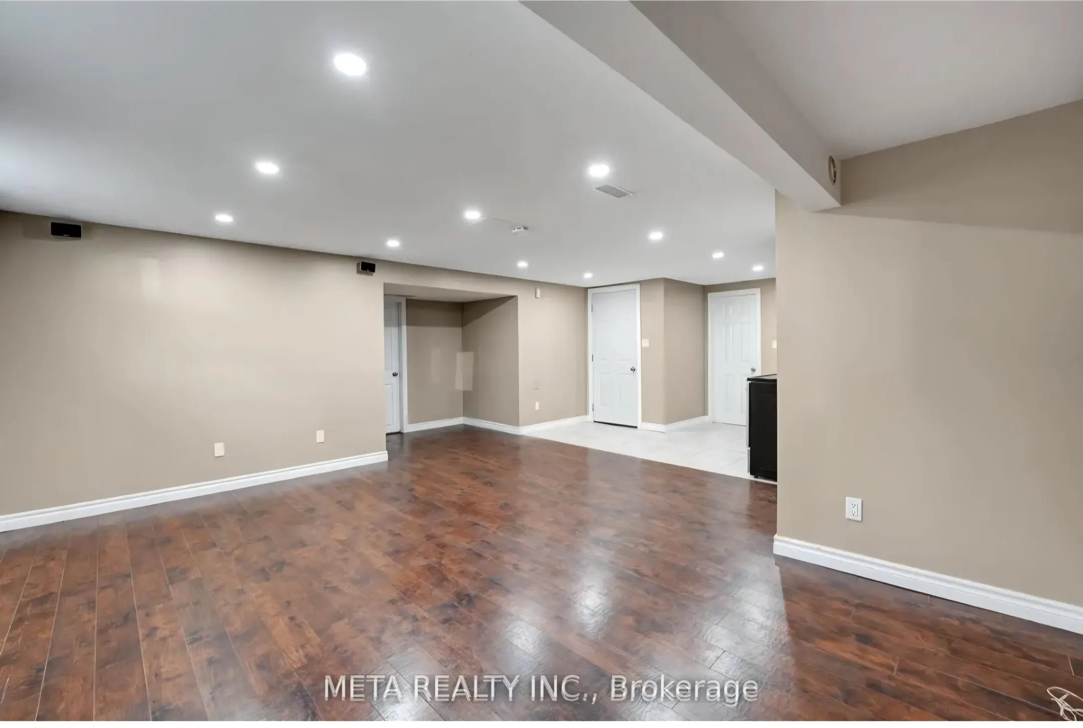 149 Riverside Drive N, #lower