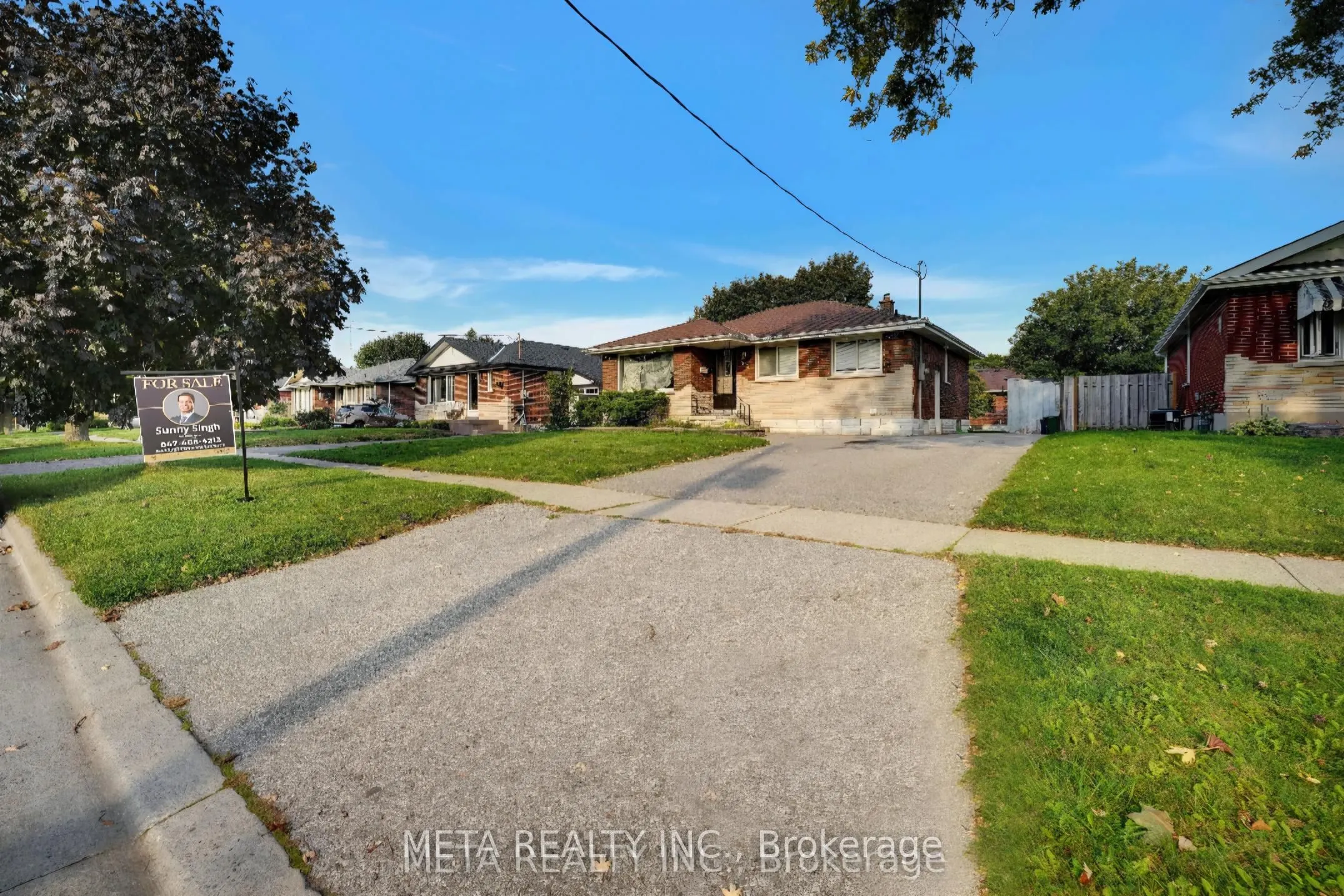 149 Riverside Drive N, #lower
