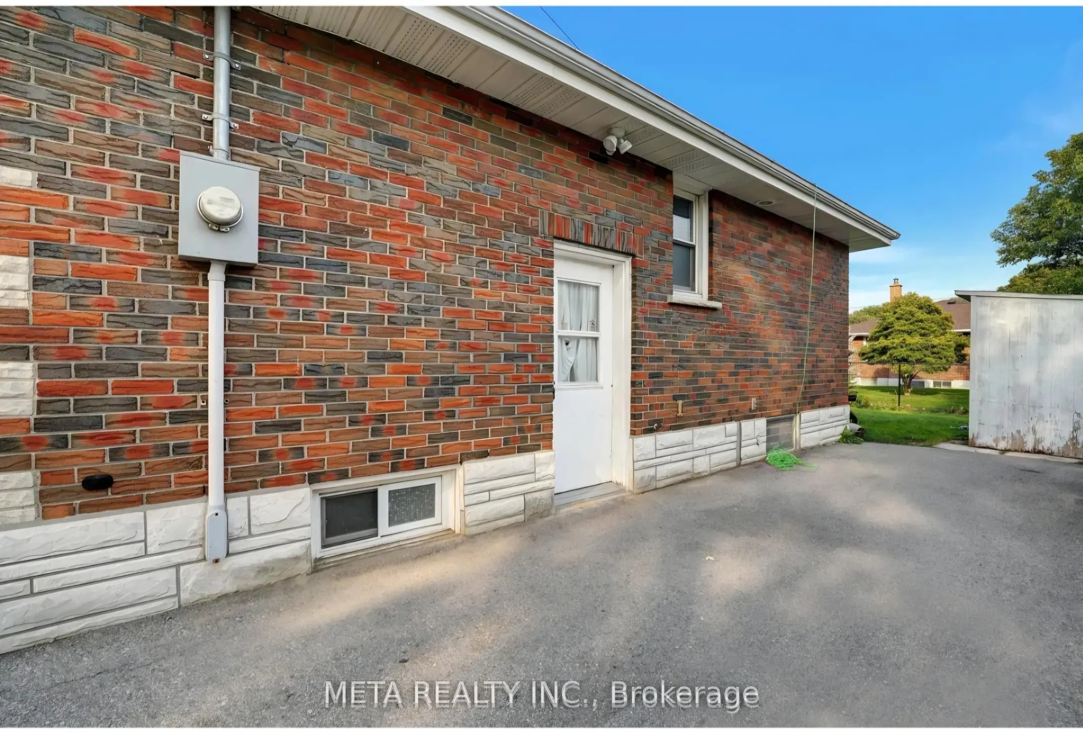149 Riverside Drive N, #lower