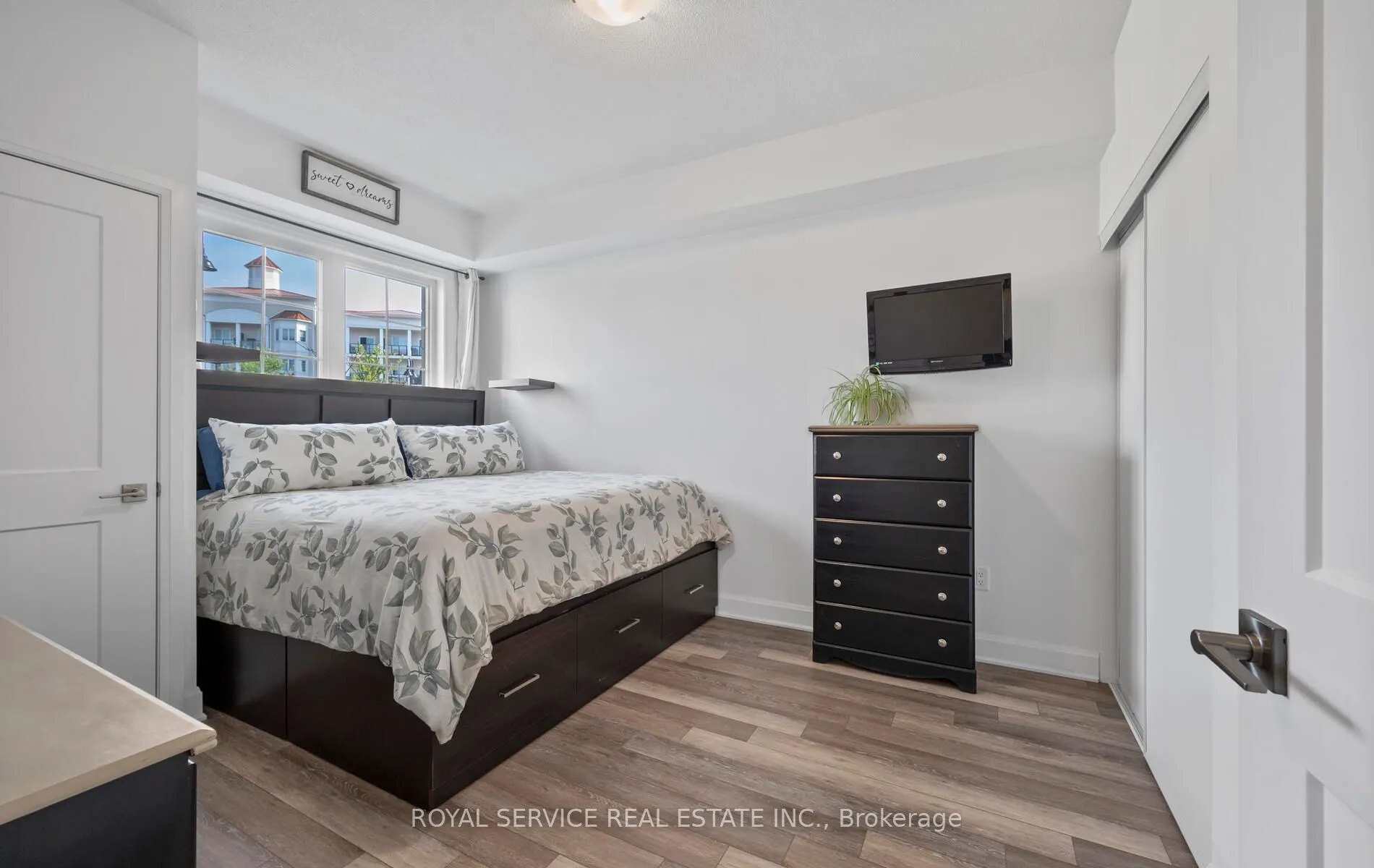 50 Lakebreeze Drive, #127