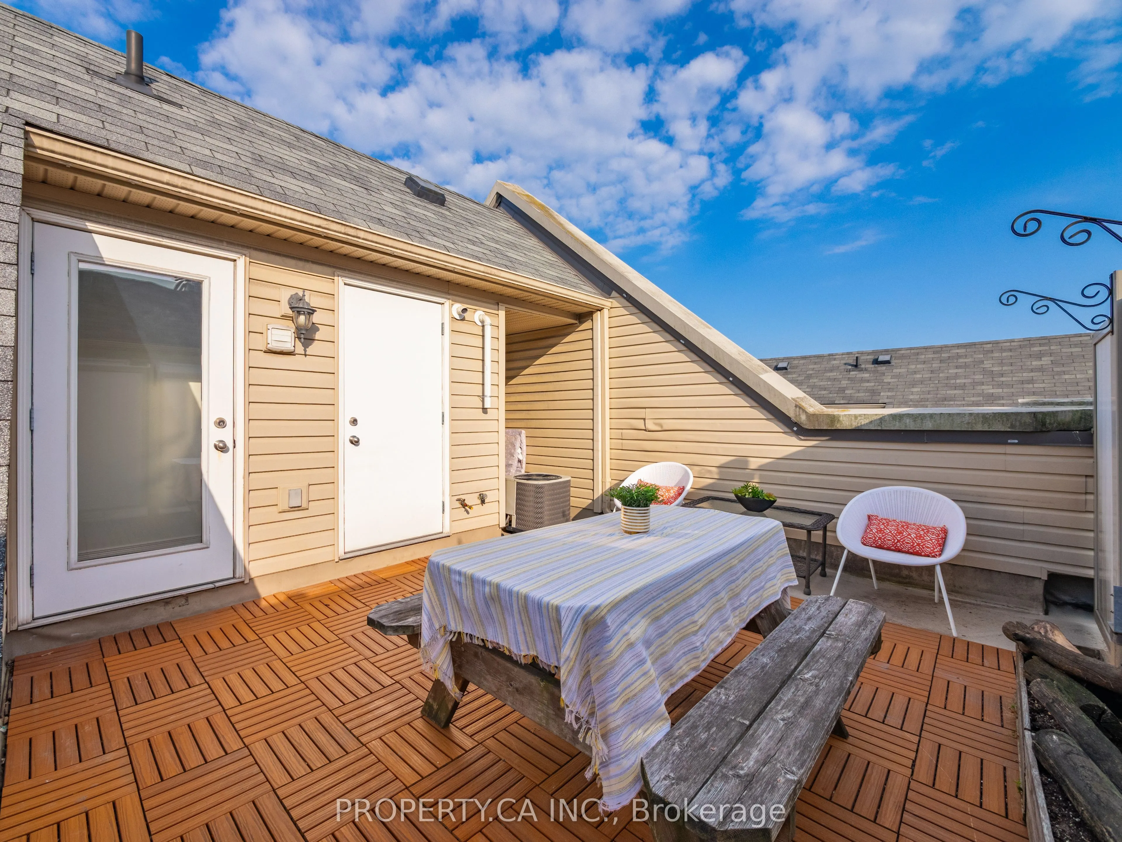 819 Dundas Street E, #4