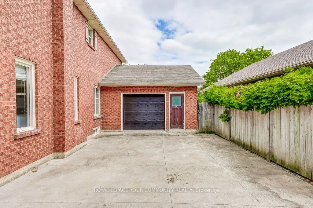 44 Canadian Oaks Drive