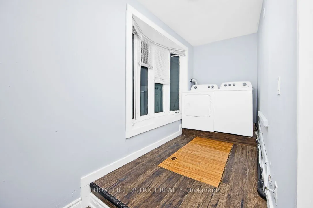 26 Brock Street E