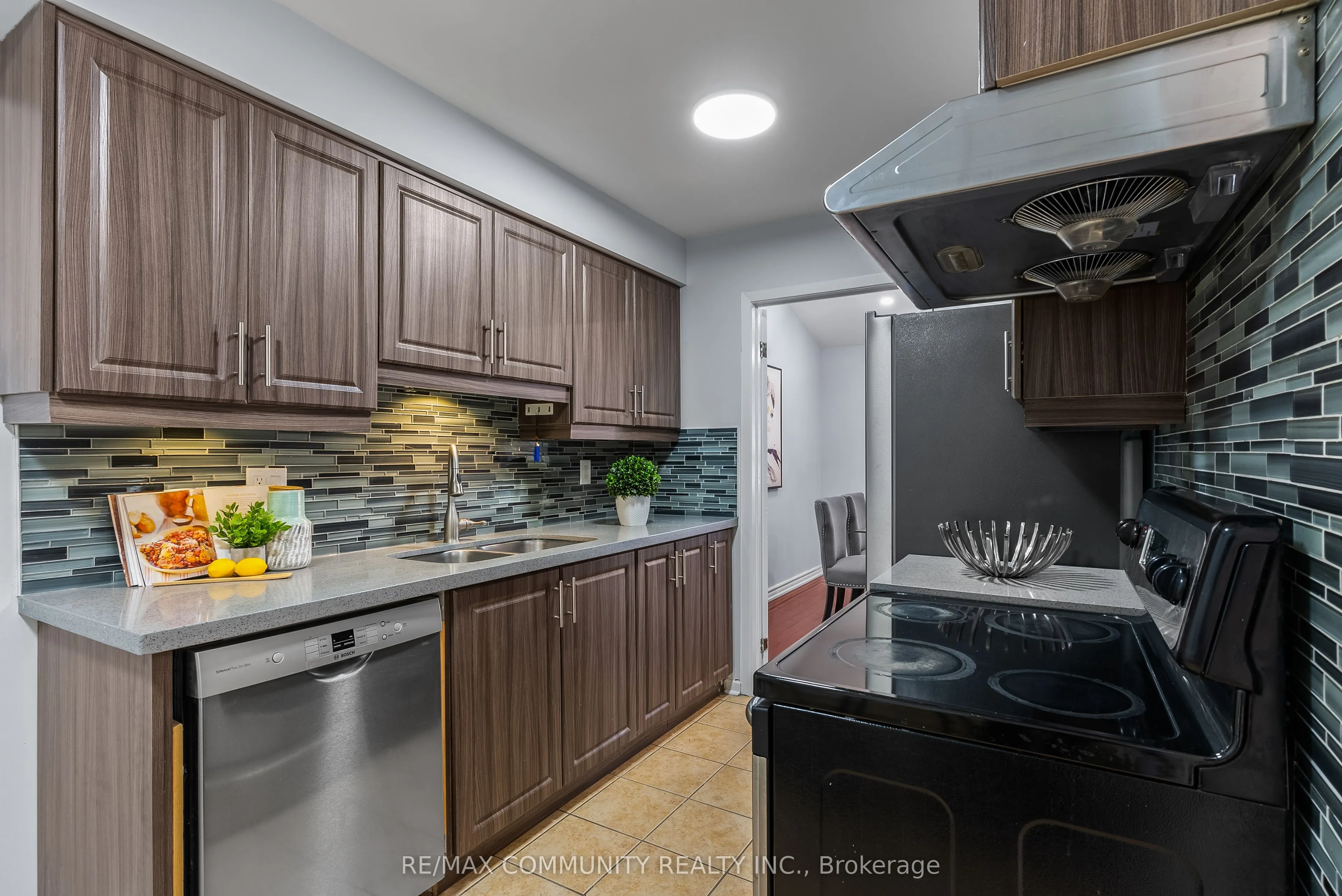 71 Buckhurst Crescent