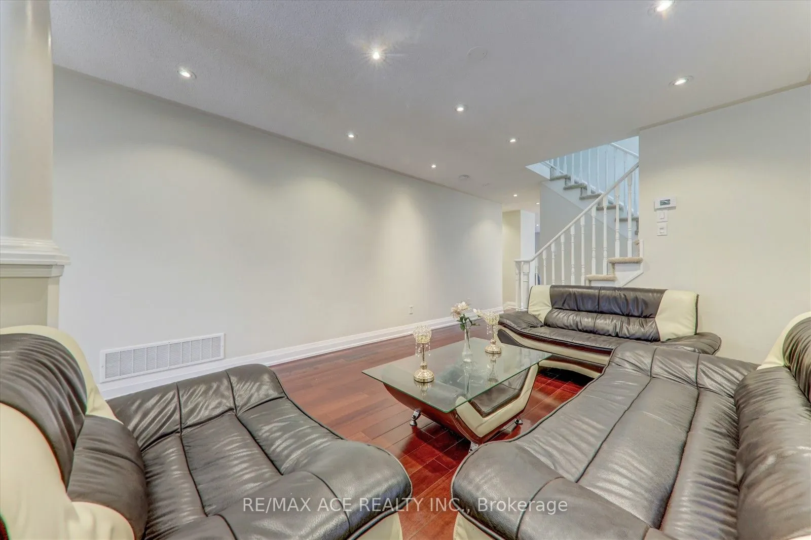 11 Middlecote Drive