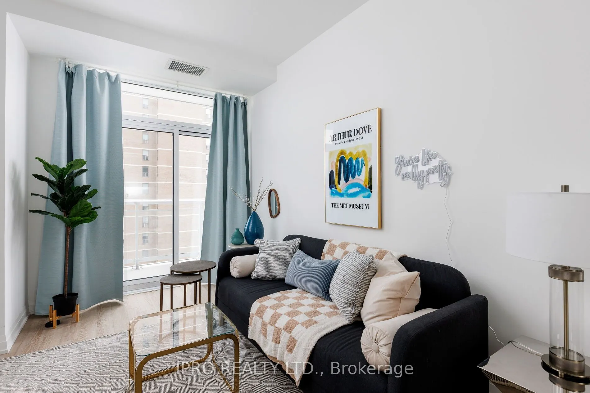 286 Main Street, #807