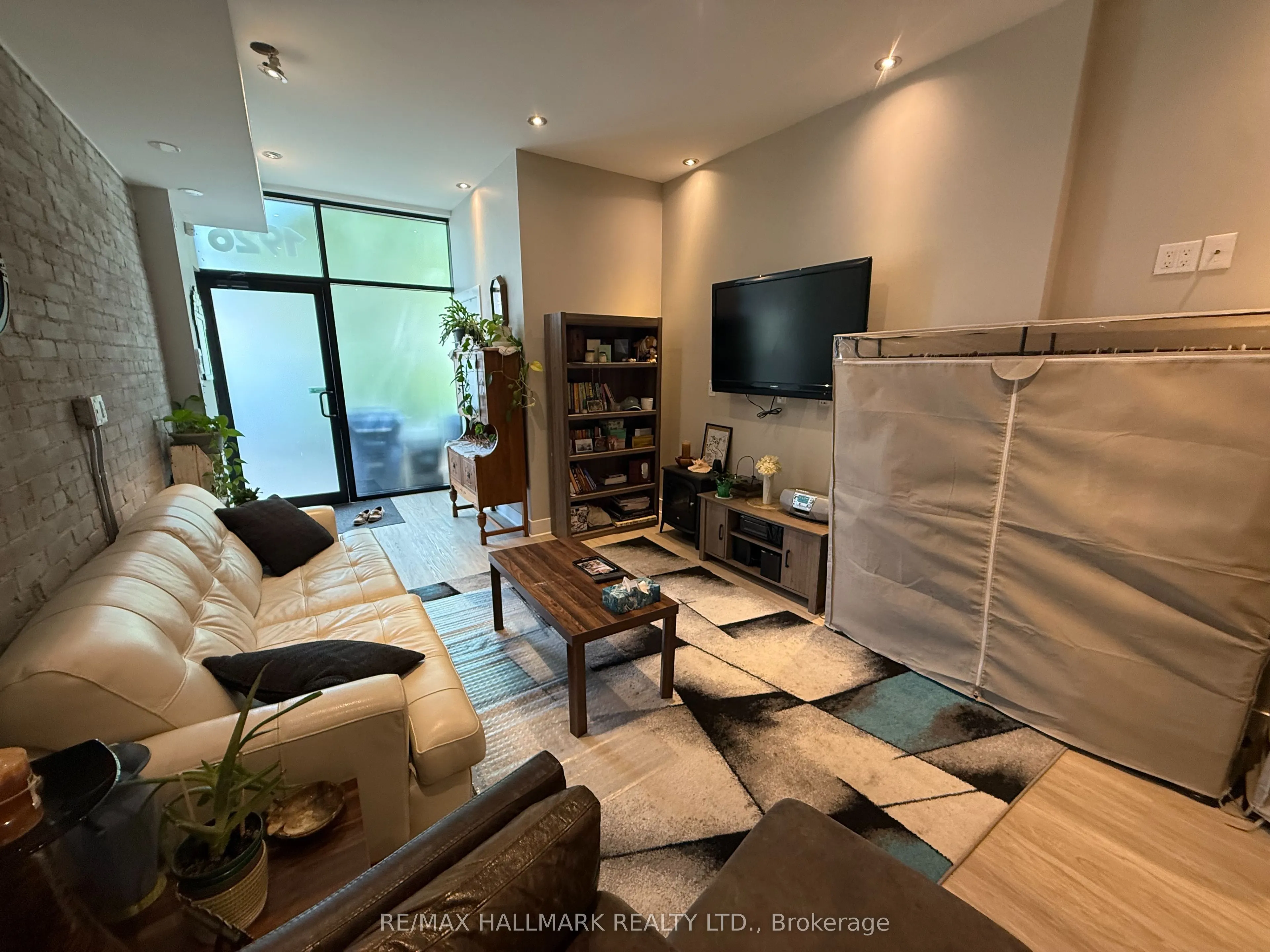 1926 Gerrard Street E