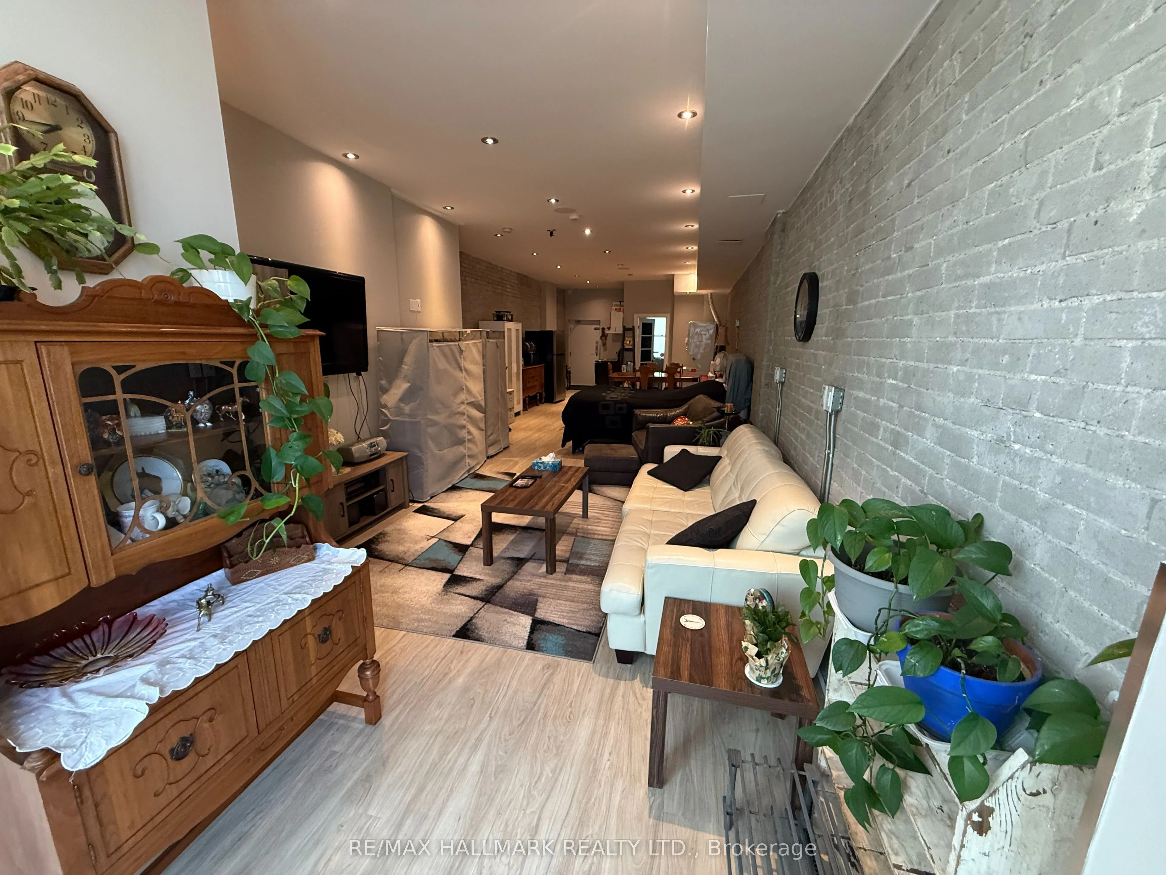 1926 Gerrard Street E