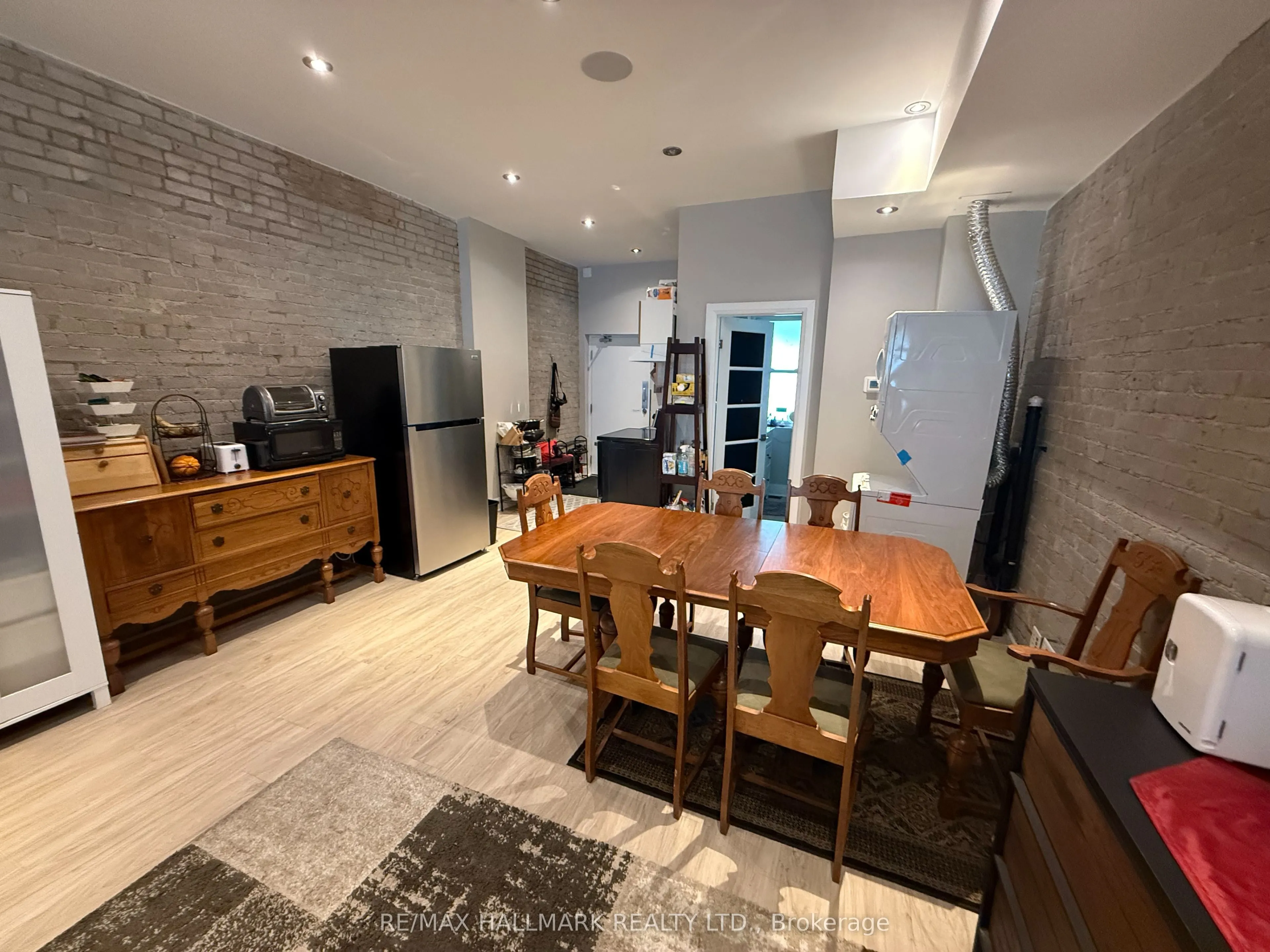 1926 Gerrard Street E