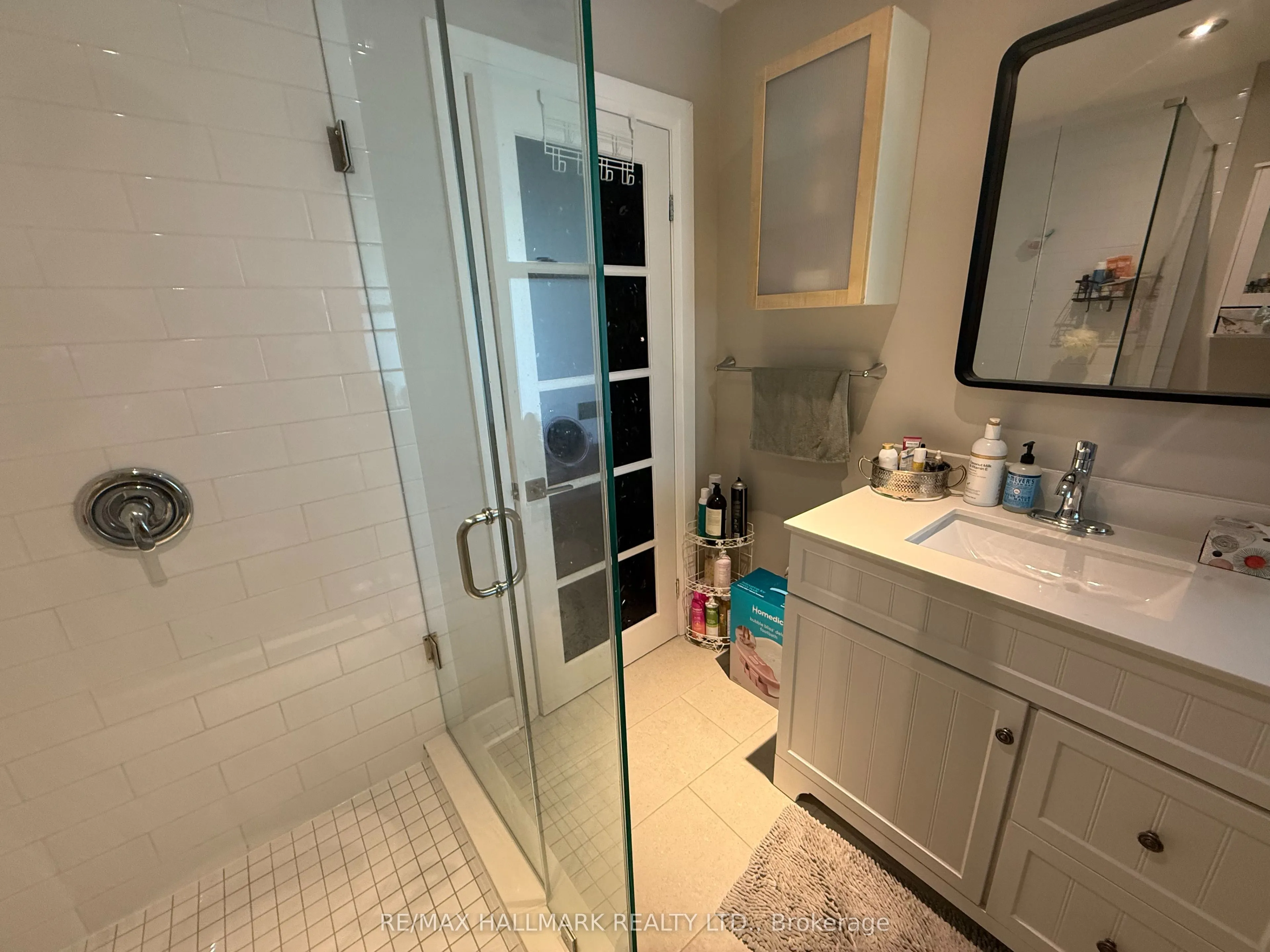 1926 Gerrard Street E