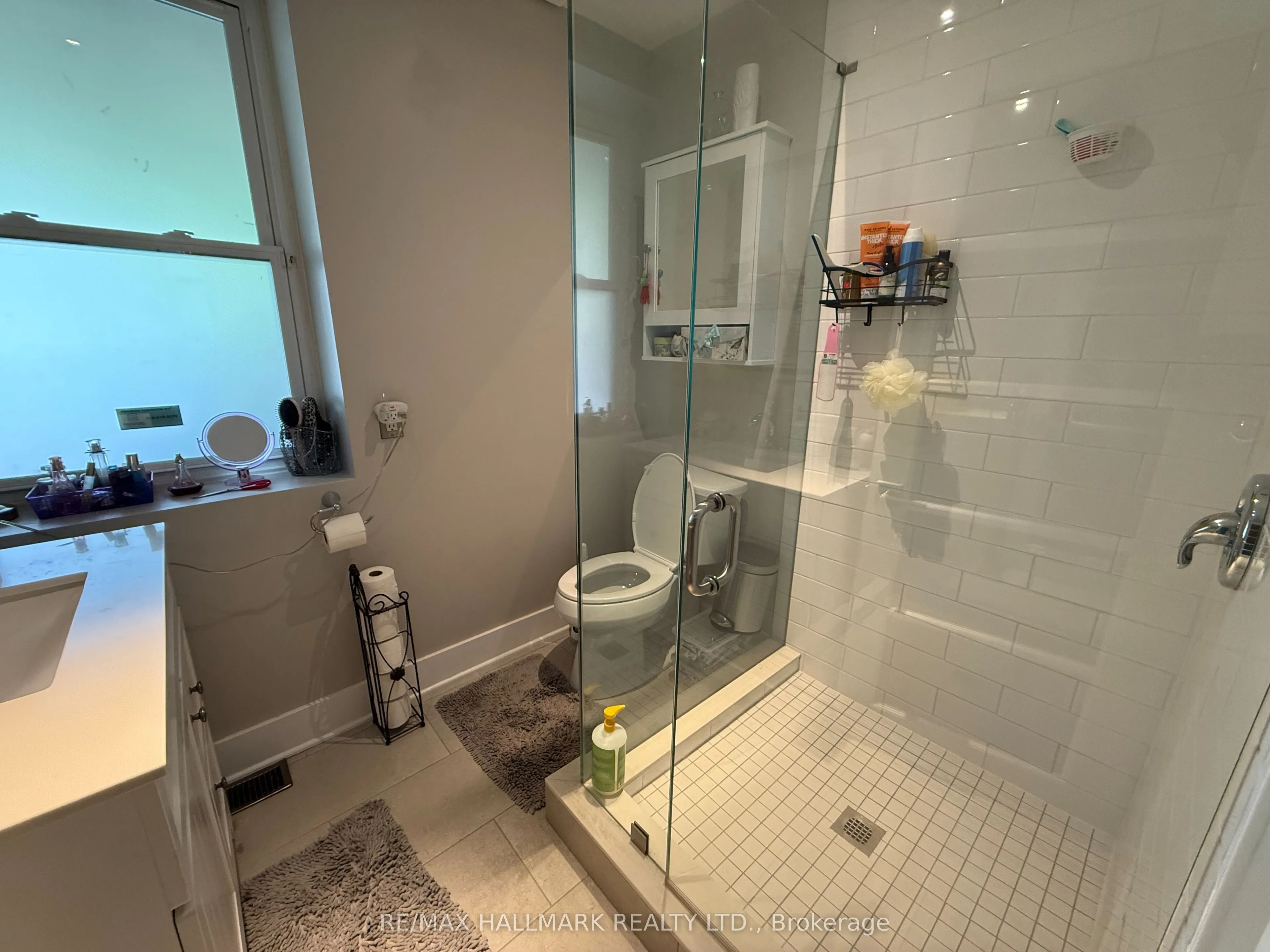 1926 Gerrard Street E