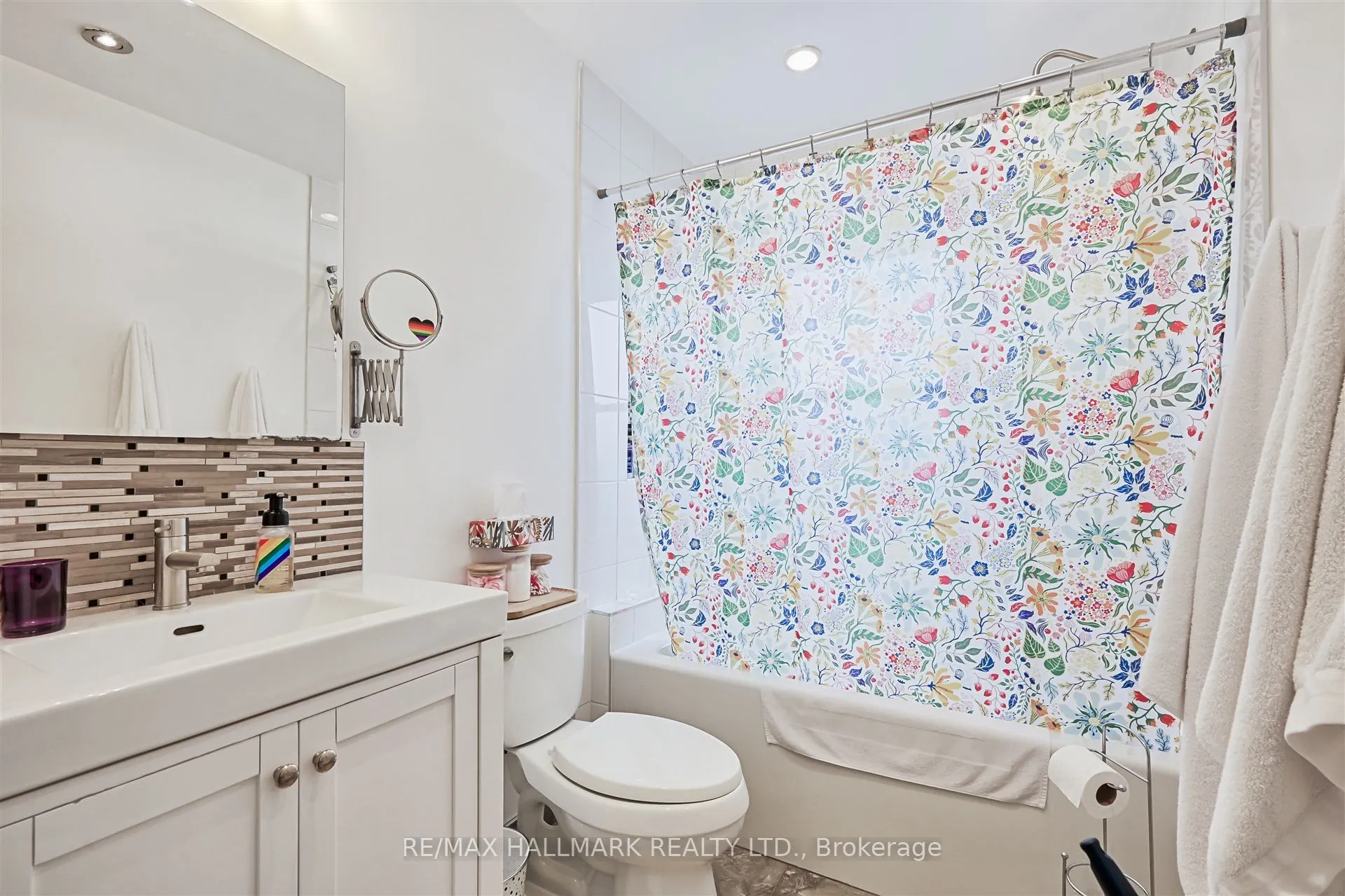 1926 Gerrard Street E