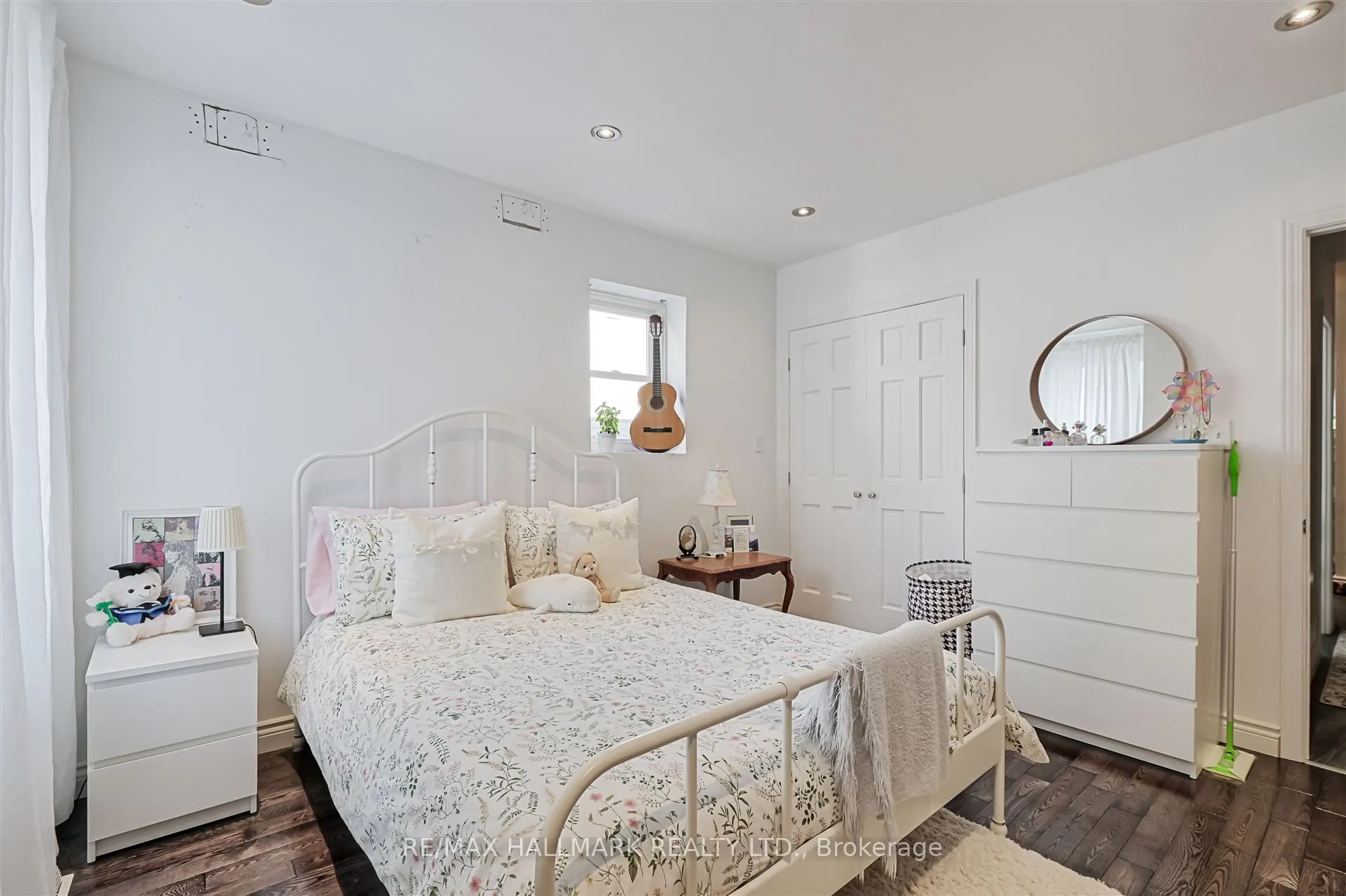 1926 Gerrard Street E