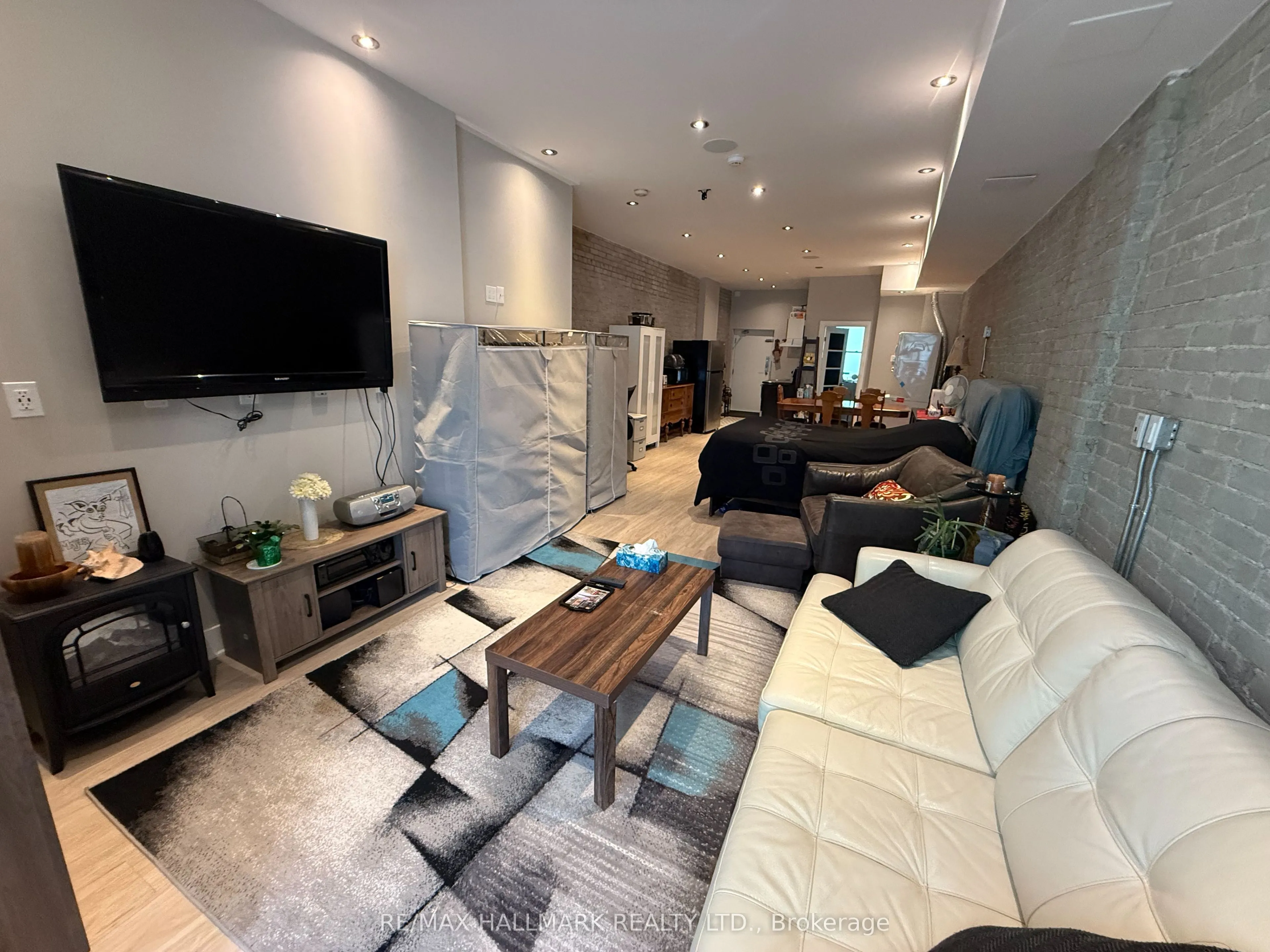 1926 Gerrard Street E