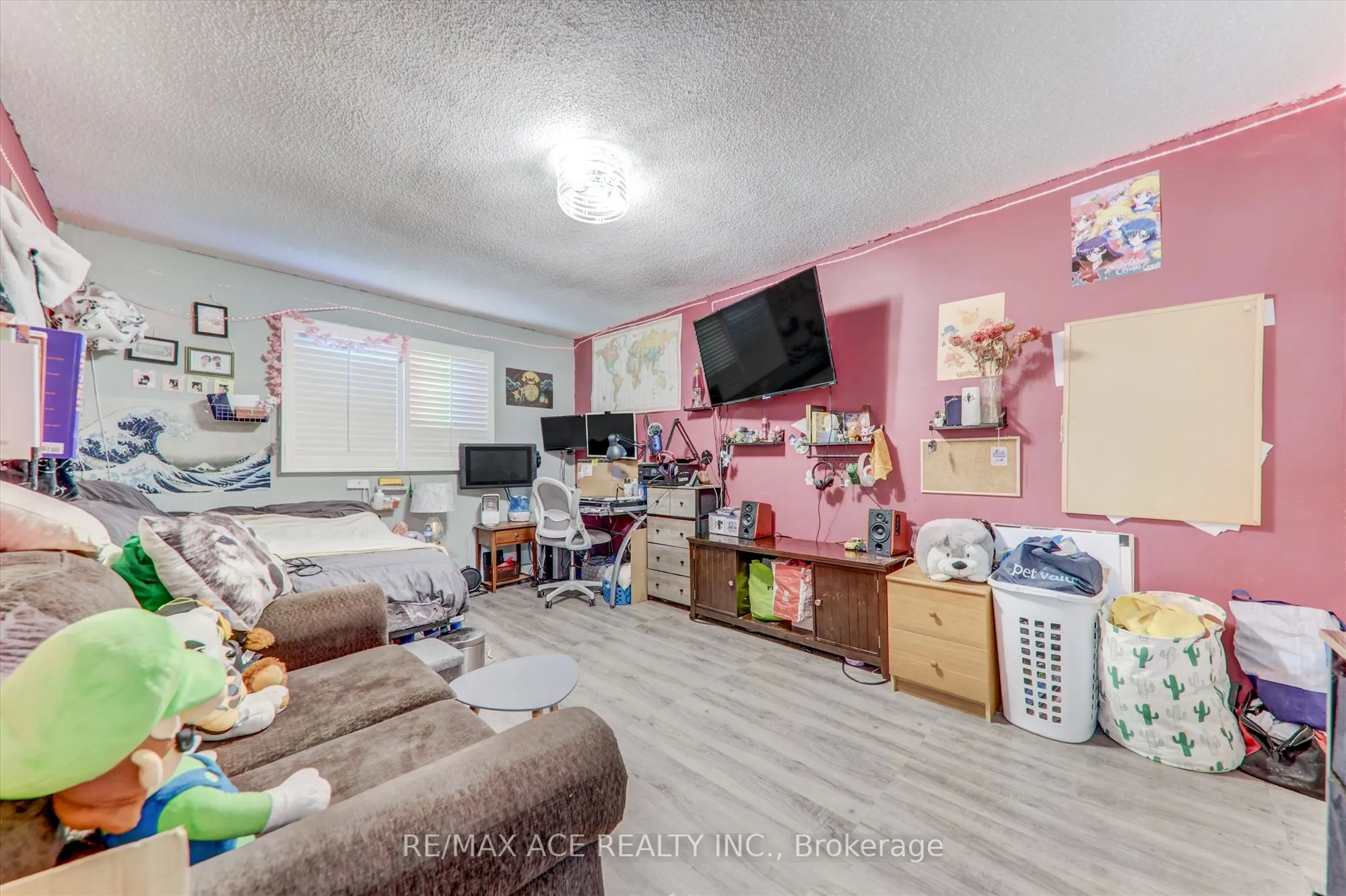 17 Plumrose Boulevard