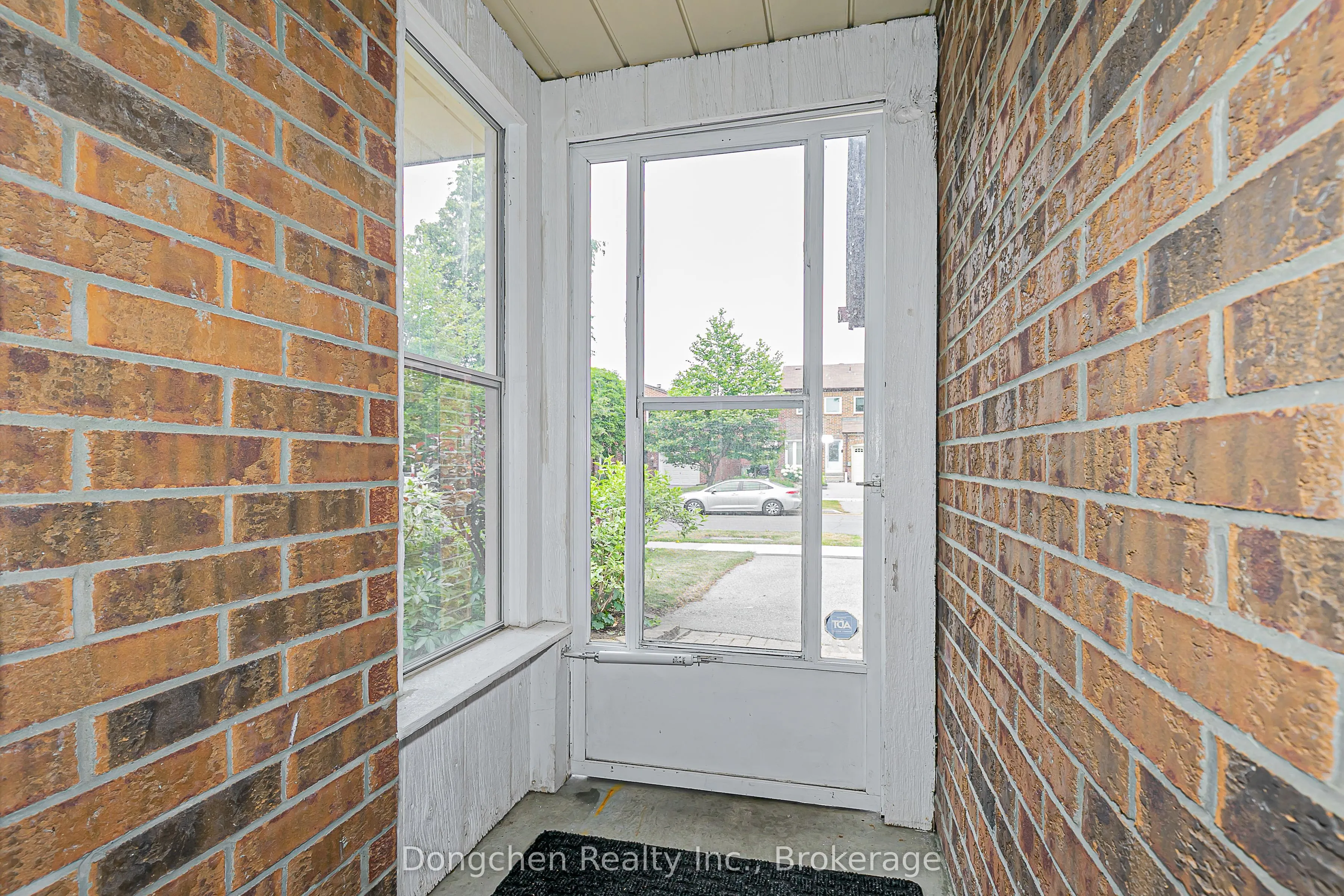 94 Mossbrook Crescent