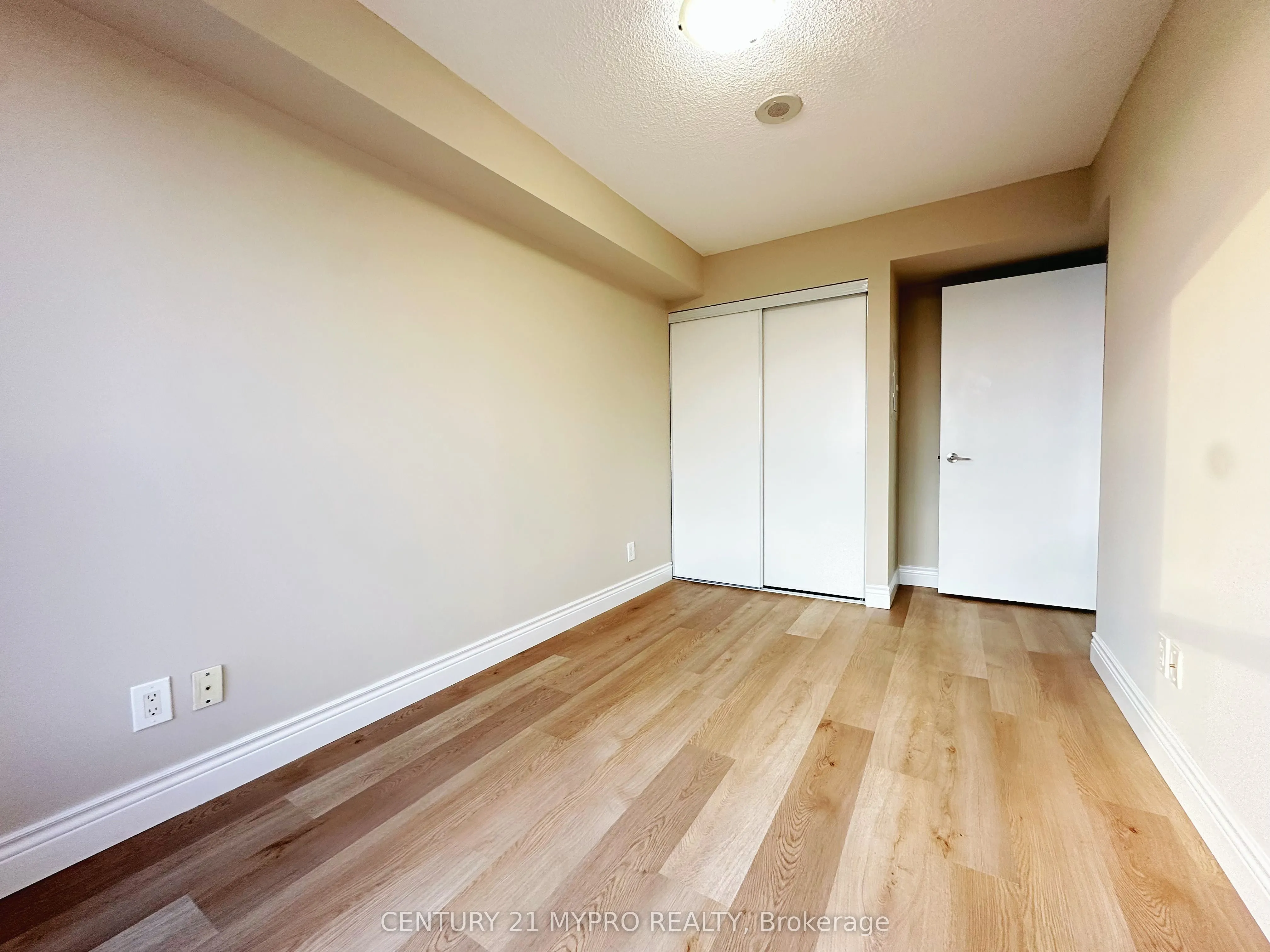 151 Village Green Square, #2506