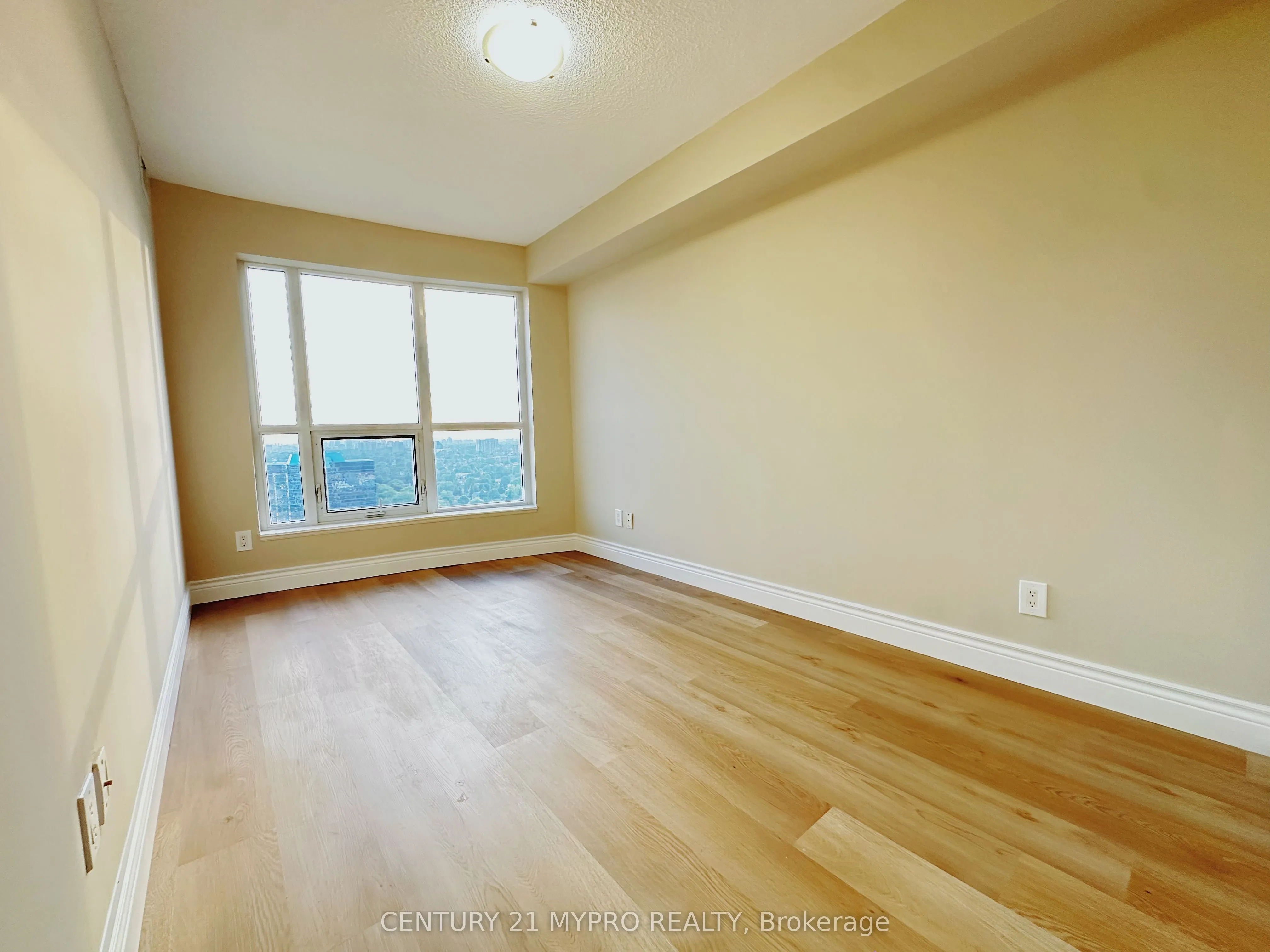 151 Village Green Square, #2506