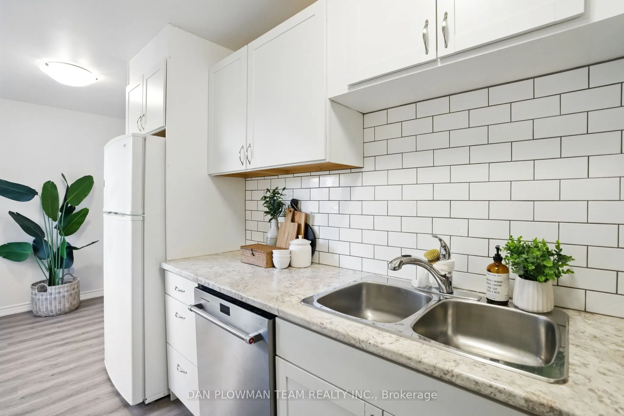 1133 Ritson Road N, #96