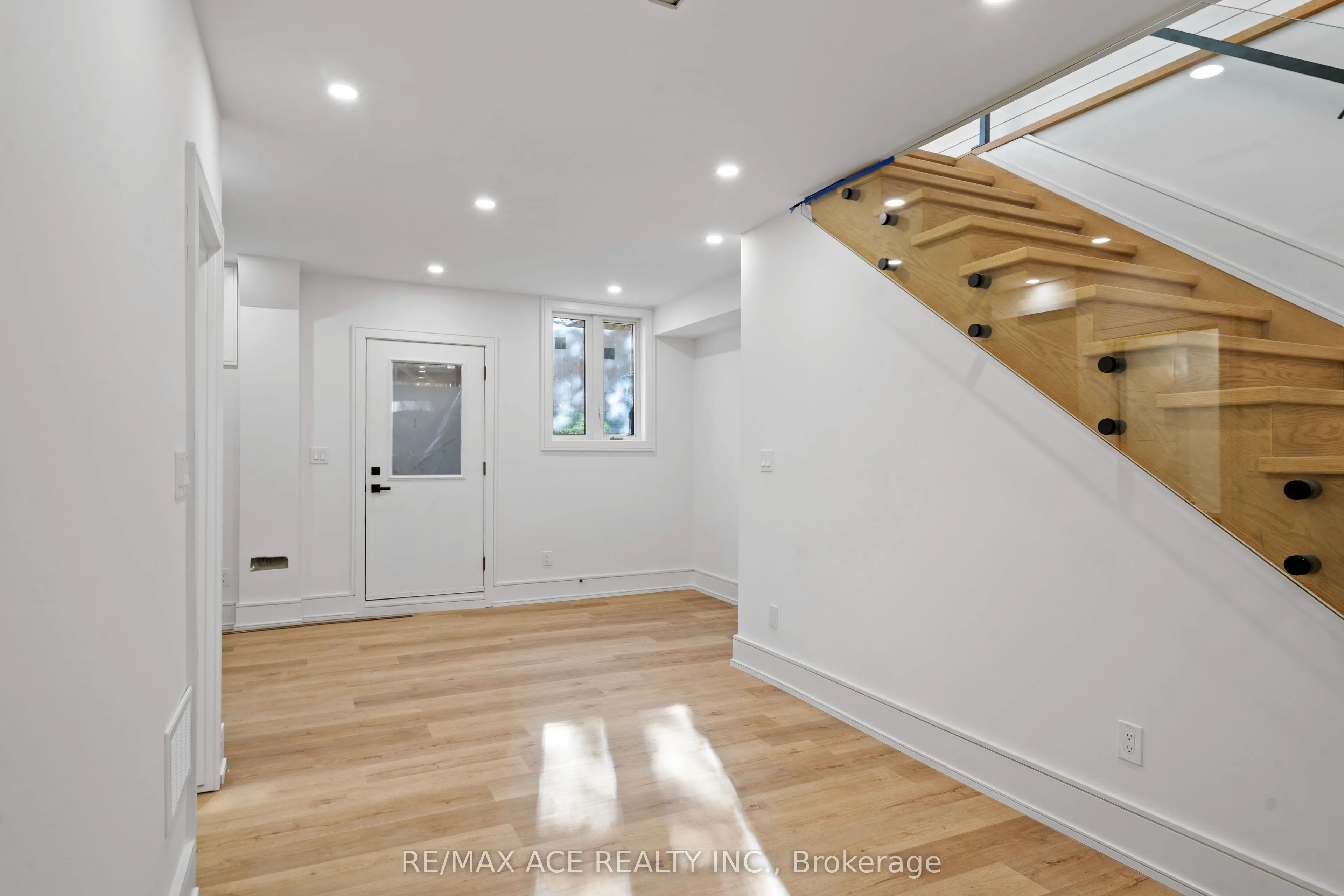122 Warden Avenue