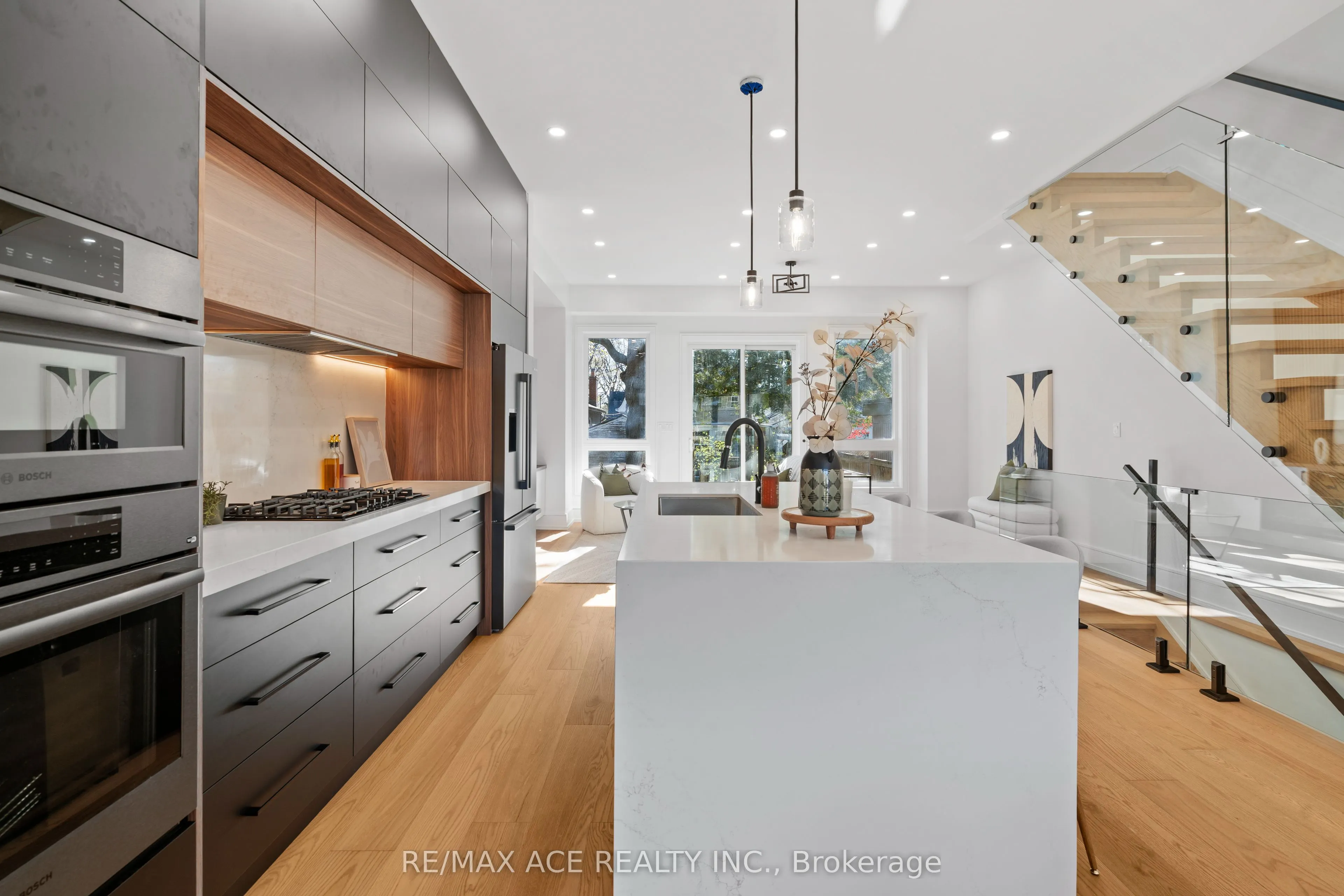 122 Warden Avenue