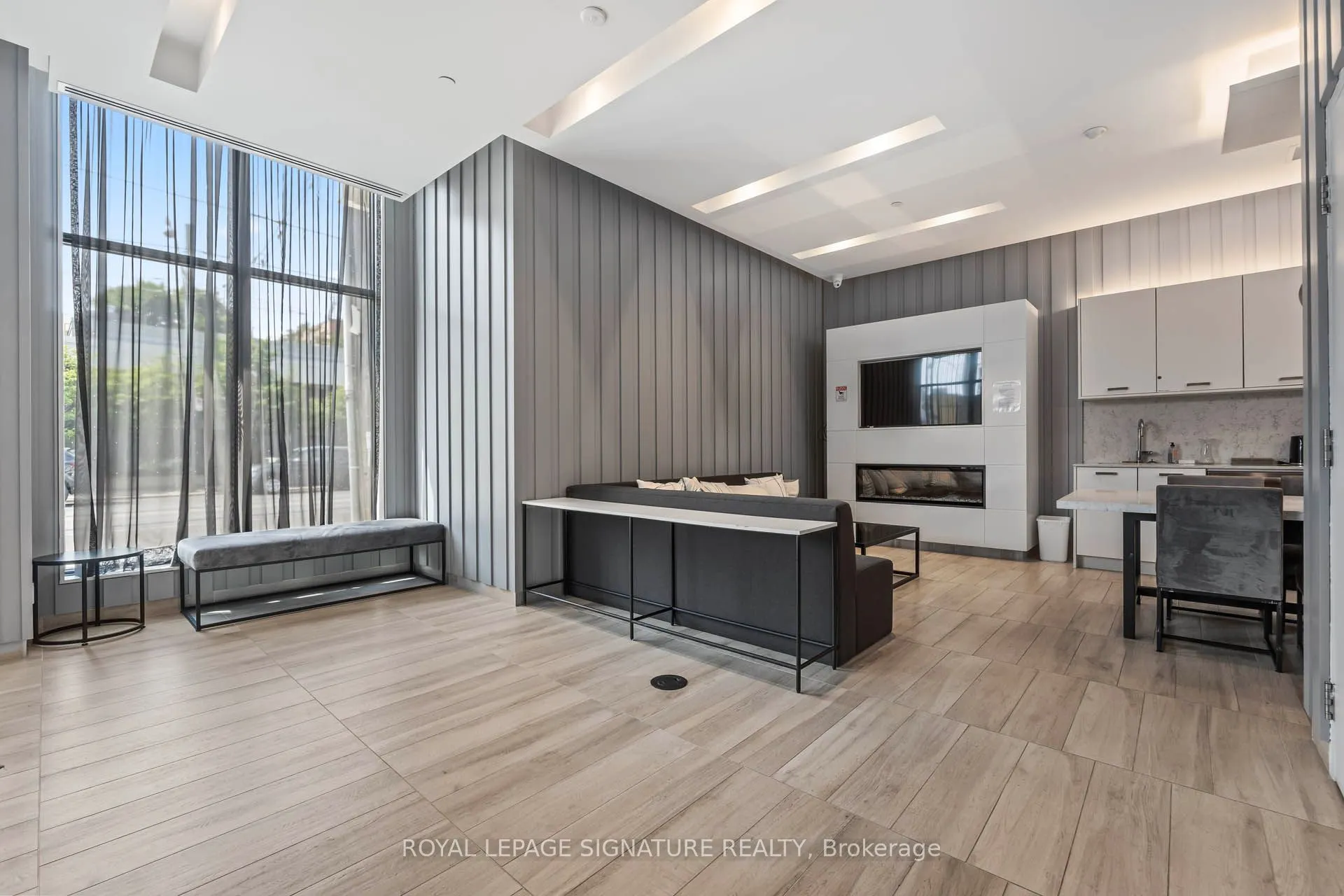 1630 Queen Street E, #405