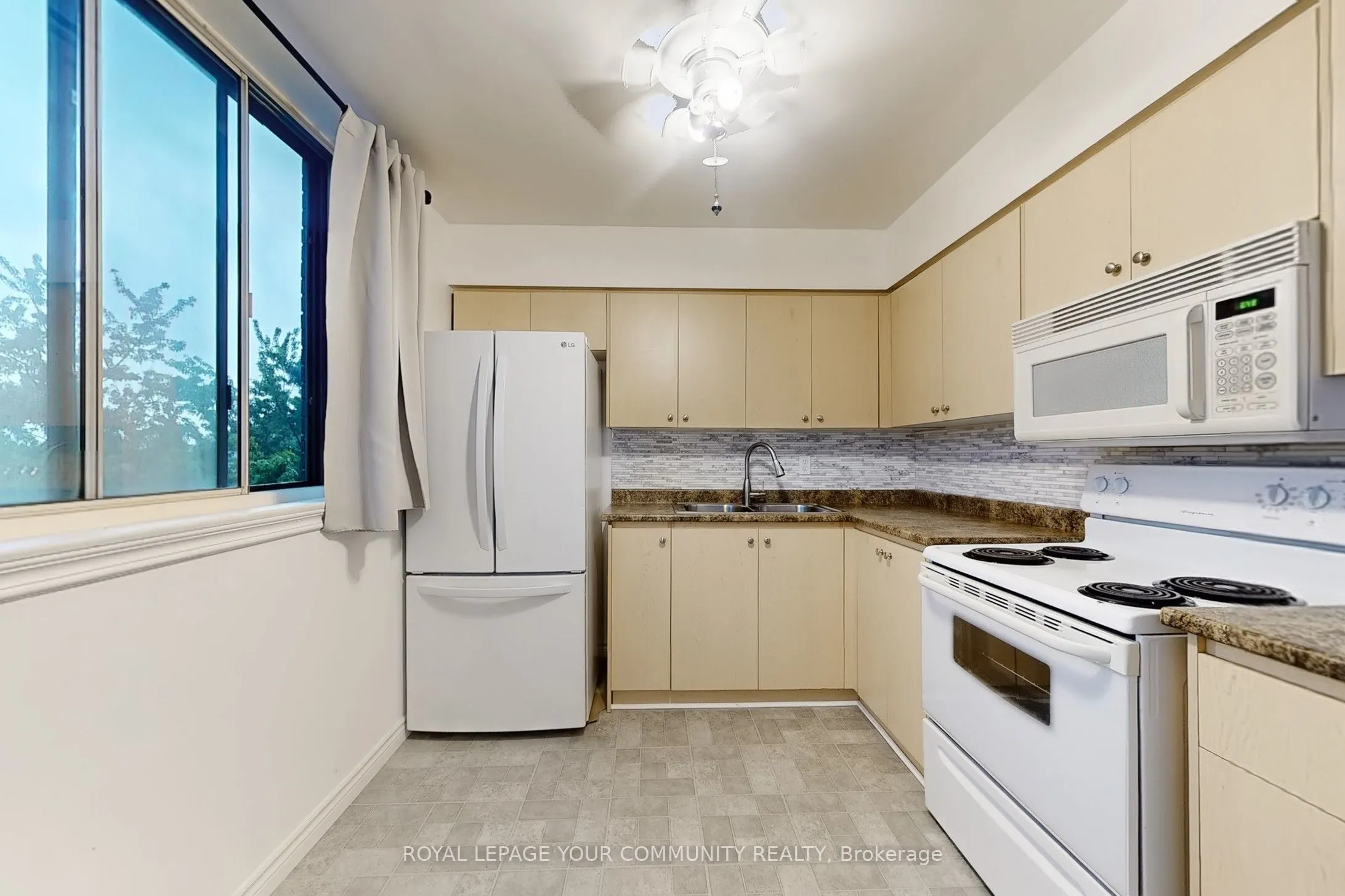 1665 Victoria Park Avenue, #806