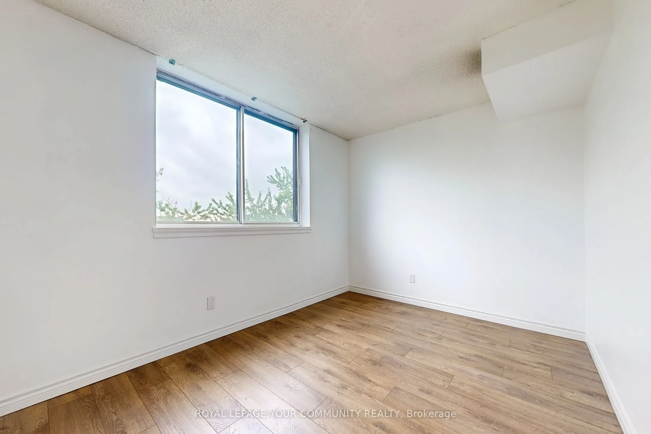 1665 Victoria Park Avenue, #806