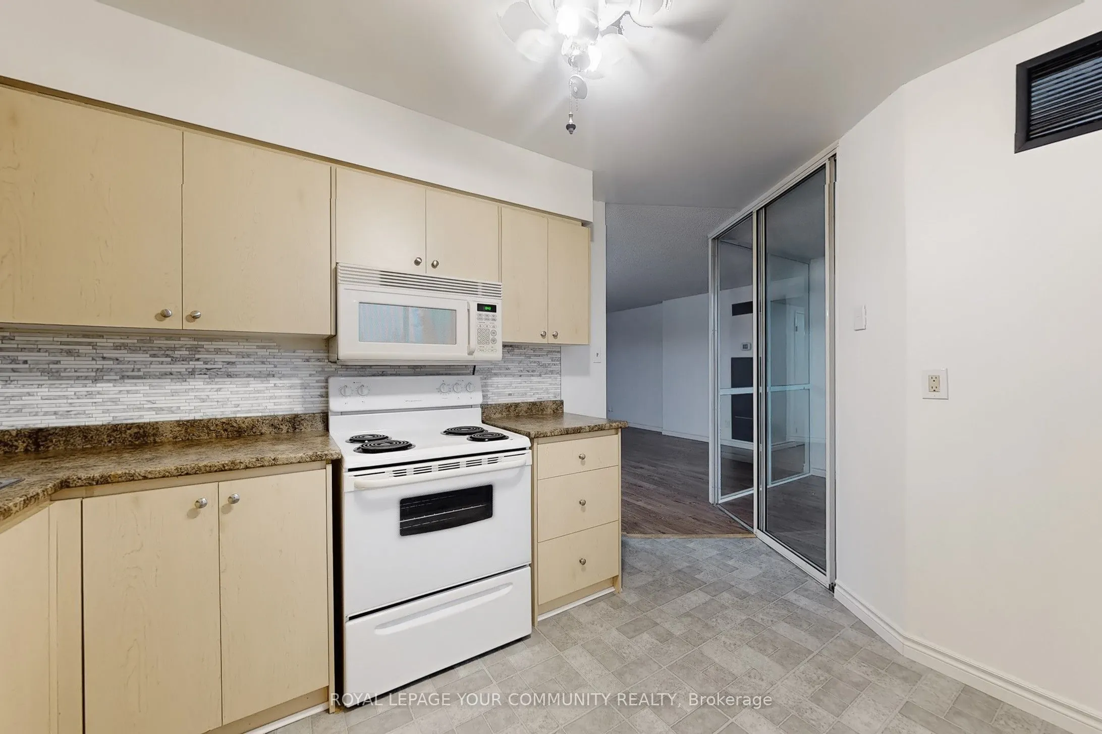 1665 Victoria Park Avenue, #806