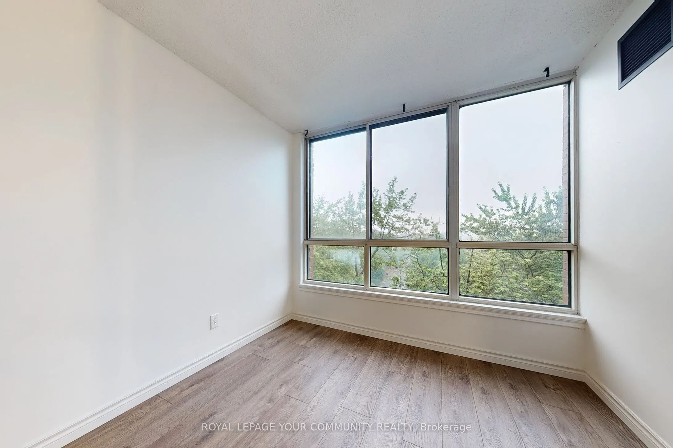 1665 Victoria Park Avenue, #806