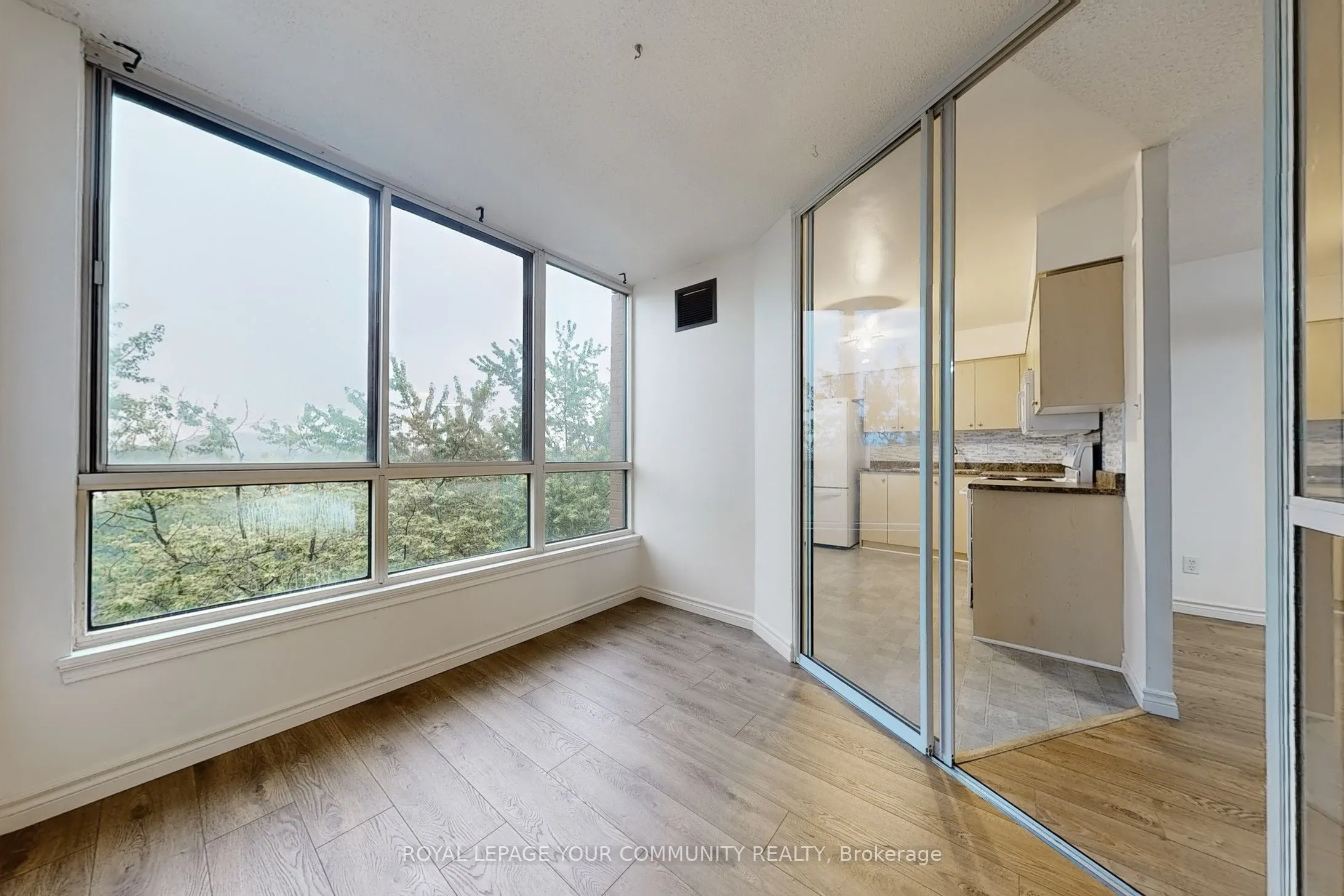 1665 Victoria Park Avenue, #806