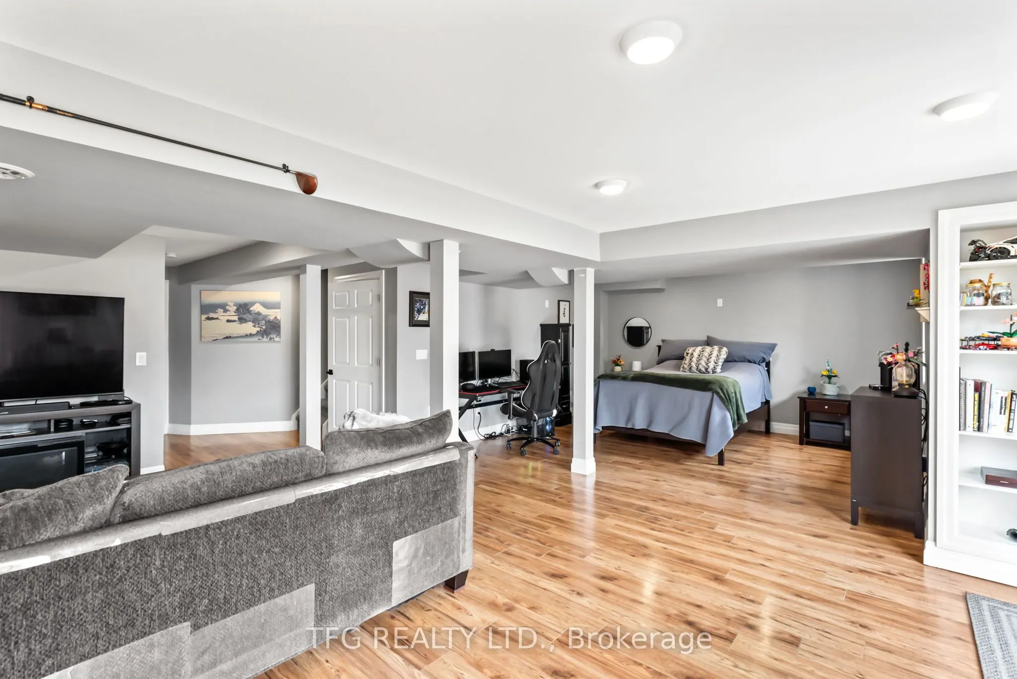 1187 Ashgrove Crescent