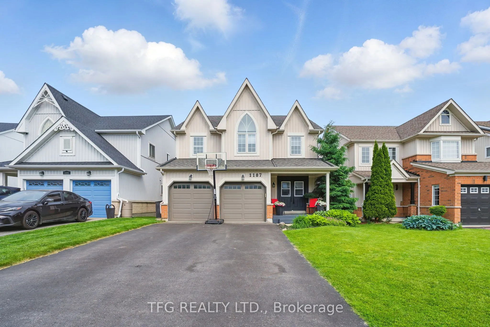 1187 Ashgrove Crescent