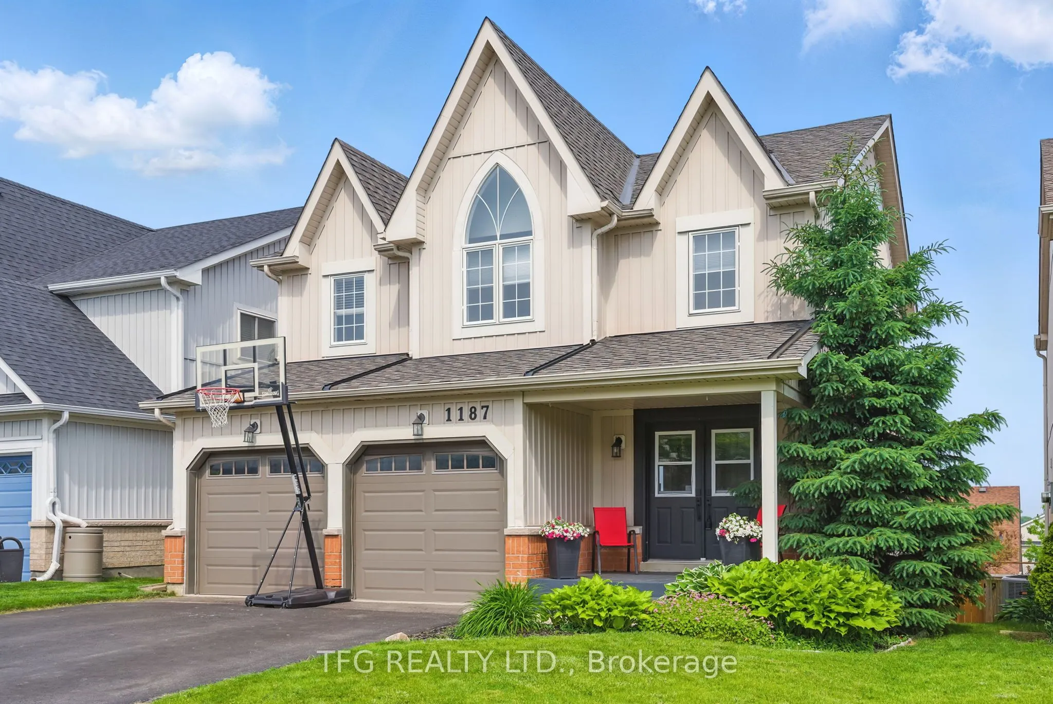 1187 Ashgrove Crescent