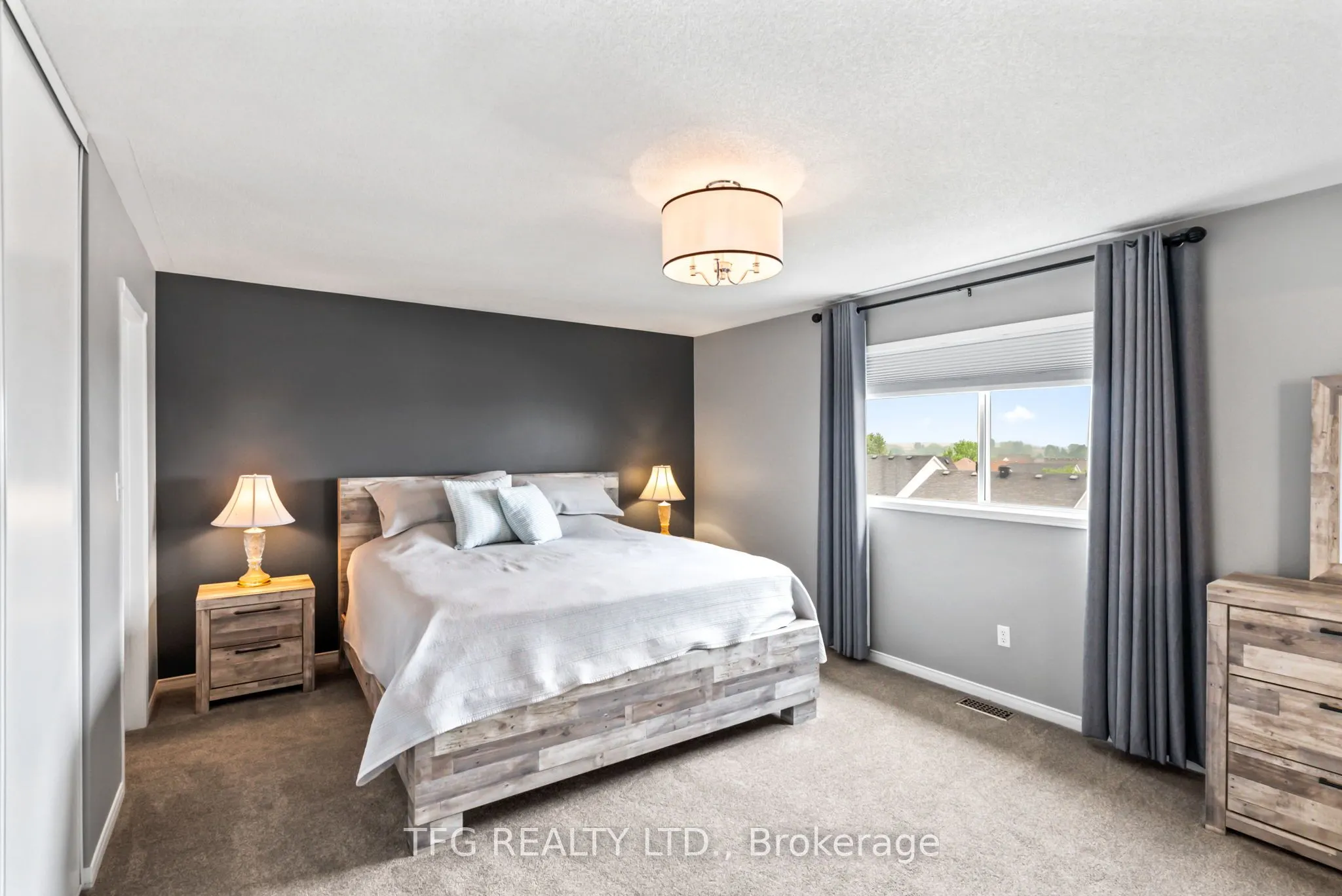 1187 Ashgrove Crescent
