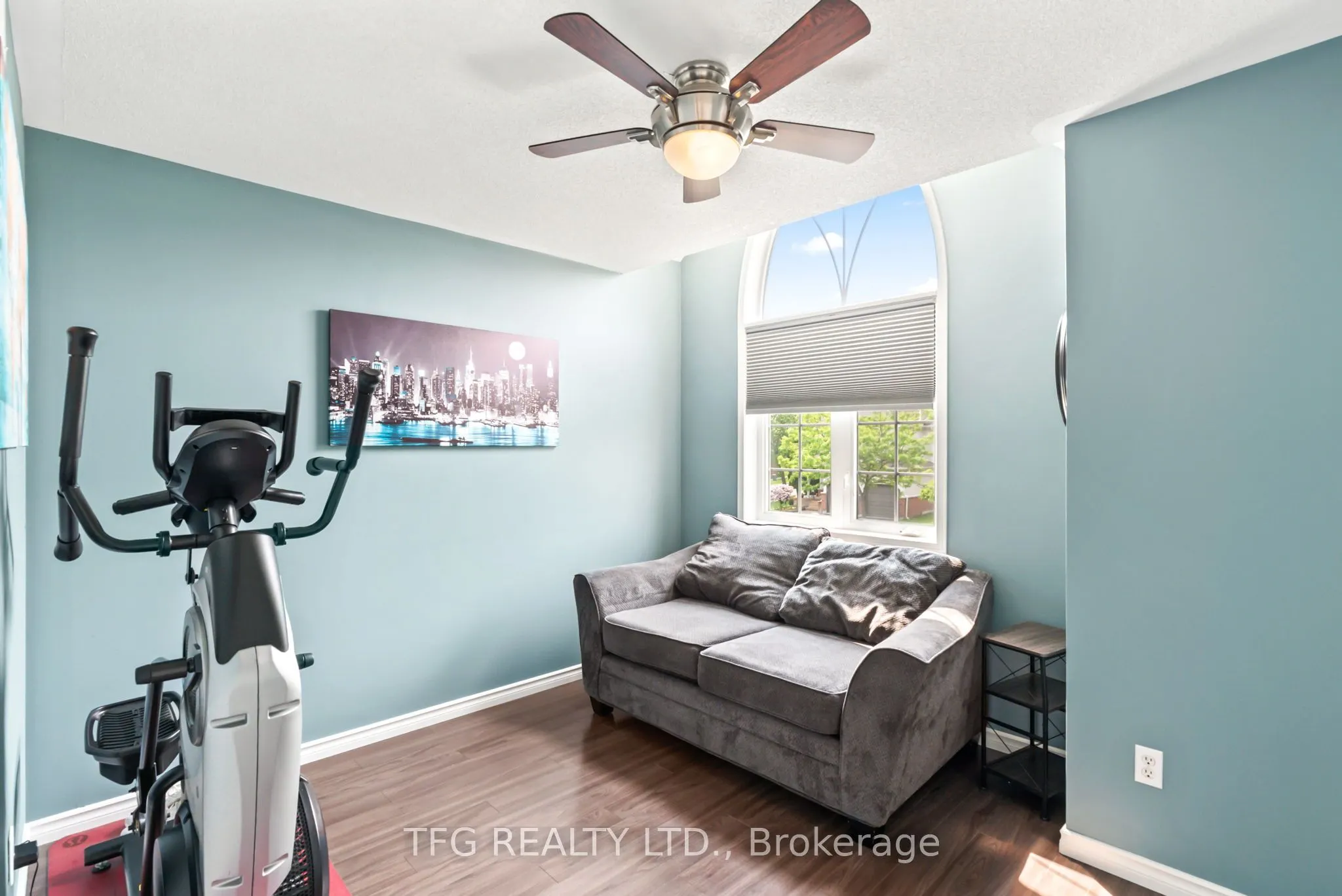 1187 Ashgrove Crescent